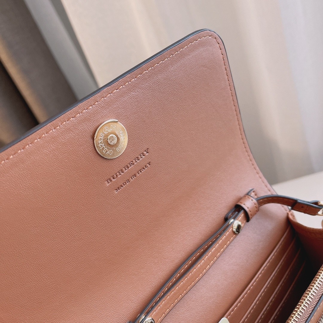 พรีเมี่ยมกิ๊ฟแท้ 💯% 】BURBERRY CROSSBODY BAG กระเป๋าสะพายพรีเมี่ยมกิ๊ฟรุ่นใหม่ล่าสุด Limited จาก BURBERRY Perfume DutyFree ตัวกระเป๋าอยู่ทรงสวย วัสดุทำจากหนังสลับผ้าลายแบรนด์ เปิดปิดด้วยกระดุมแม่เหล็ก **ฝาทรงเหลี่ยม