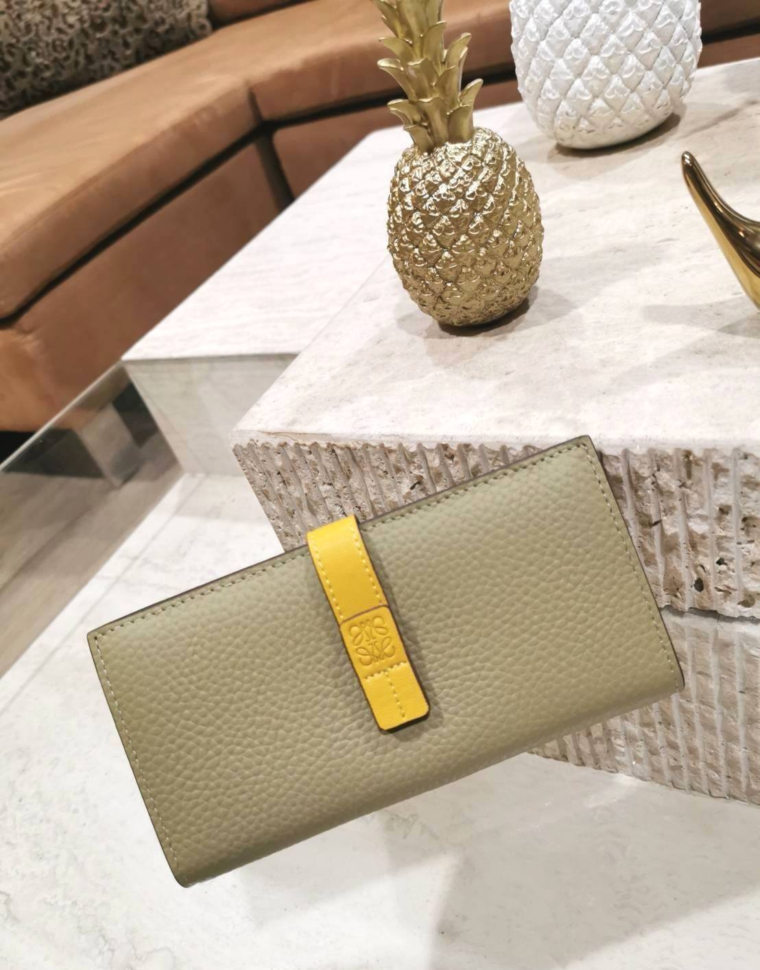 LOEWE LONG WALLET BAG วัสดุหนังแท้เทคเจอร์สวยอยู่ทรงปั้มโลโก้แบรนด์ด้านหน้าเปิดปิดด้วยกระดุม ภายในมีช่องใส่ธนบัตรหลายช่อง ช่องหลักสามารถใส่มือถือได้ มีช่องซิปใส่เหรียญ ช่องใส่ธนบัตรใส่แบงก์พันได้ สวยน่าใช้ พร้อมส่งที่ไทยสุดคุ้มห้ามพลาด!