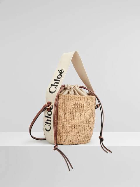 Chole’ small woody basket กระเป๋าทรงตะกร้าเก๋ๆ ชิคๆ สามารถสะพายข้างเป็นcrossbody และ ถือเก๋ๆก็ได้ ภายในโล่ง น่ารักไม่เหมือนใคร ใครยังไม่มีต้องจัดสักใบแล้วนะคะ