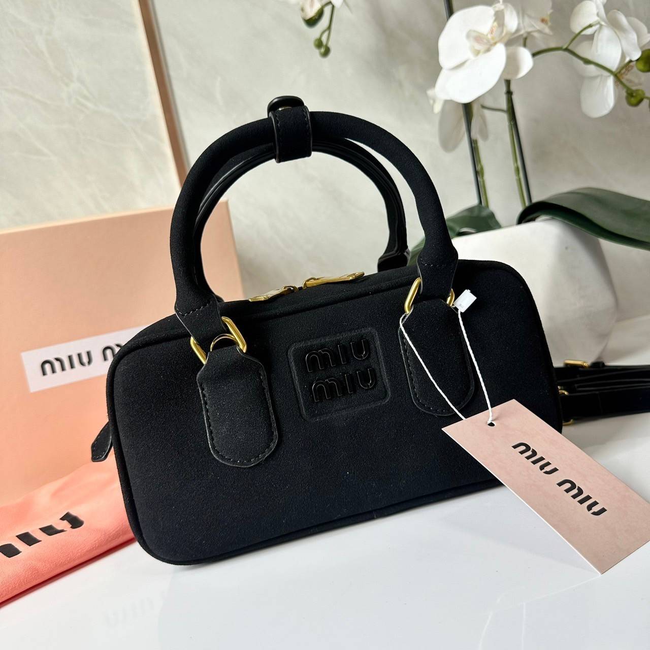 MIU MIU Arcadie padded suede top-handle bag กระเป๋าถือ/สะพาย คอลใหม่ล่าสุด รุ่นฮอทดีไซน์เหลี่ยม งานกำมะหยี่หนังกลับสวยละมุน น่ารักน่าใช้มากค่ะ