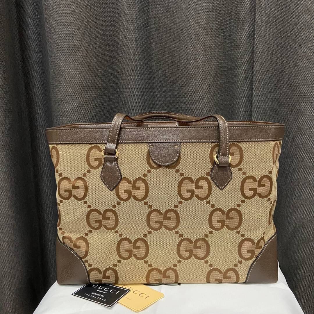 GUCCI jumbo GG medium tote / GUCCI Shopping Bag เกรดออริจินอล กระเป๋าสะพายทางโท้ทใบใหญ่ นำเสนอด้วยผ้าแคนวาส GG ซึ่งเป็นการเลียนแบบชื่อย่อของ Guccio Gucci ในขนาด Maxi ดีไซส์ร่วมสมัยลวดลาย GG โมโนแกรม ภาพถ่ายจากงานขายจริง ใช้งานต่างประเทศได้