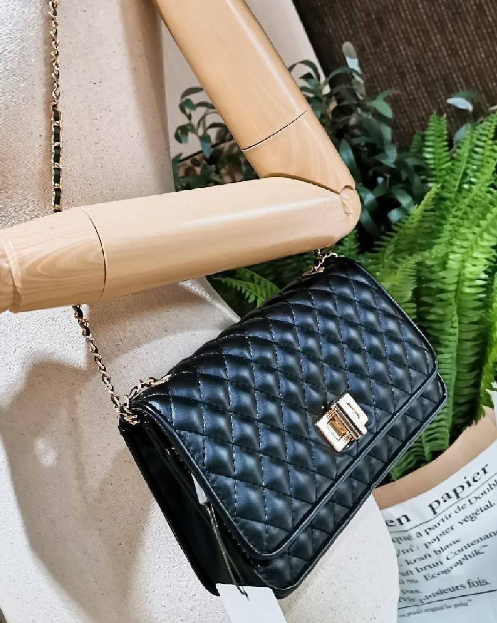 CHARLES & KIETH MINI CLUTCH BAG กระเป๋าสะพายทรงคลัชรุ่นยอดนิยมดีไซน์คลาสสิควัสดุหนังนิ่มลายตารางสวยอยู่ทรงขนาดมินิสไตล์ Chanel เปิดปิดด้วยตัวล๊อคแบบบิดอะไหล่ทอง ด้านหลังประดับโลโก้แบรนด์สวยดูดี มาพร้อมสายสะพายโซ่ร้อยหนัง Crossbody ได้สามารถซ้อนสายสะพายไหล