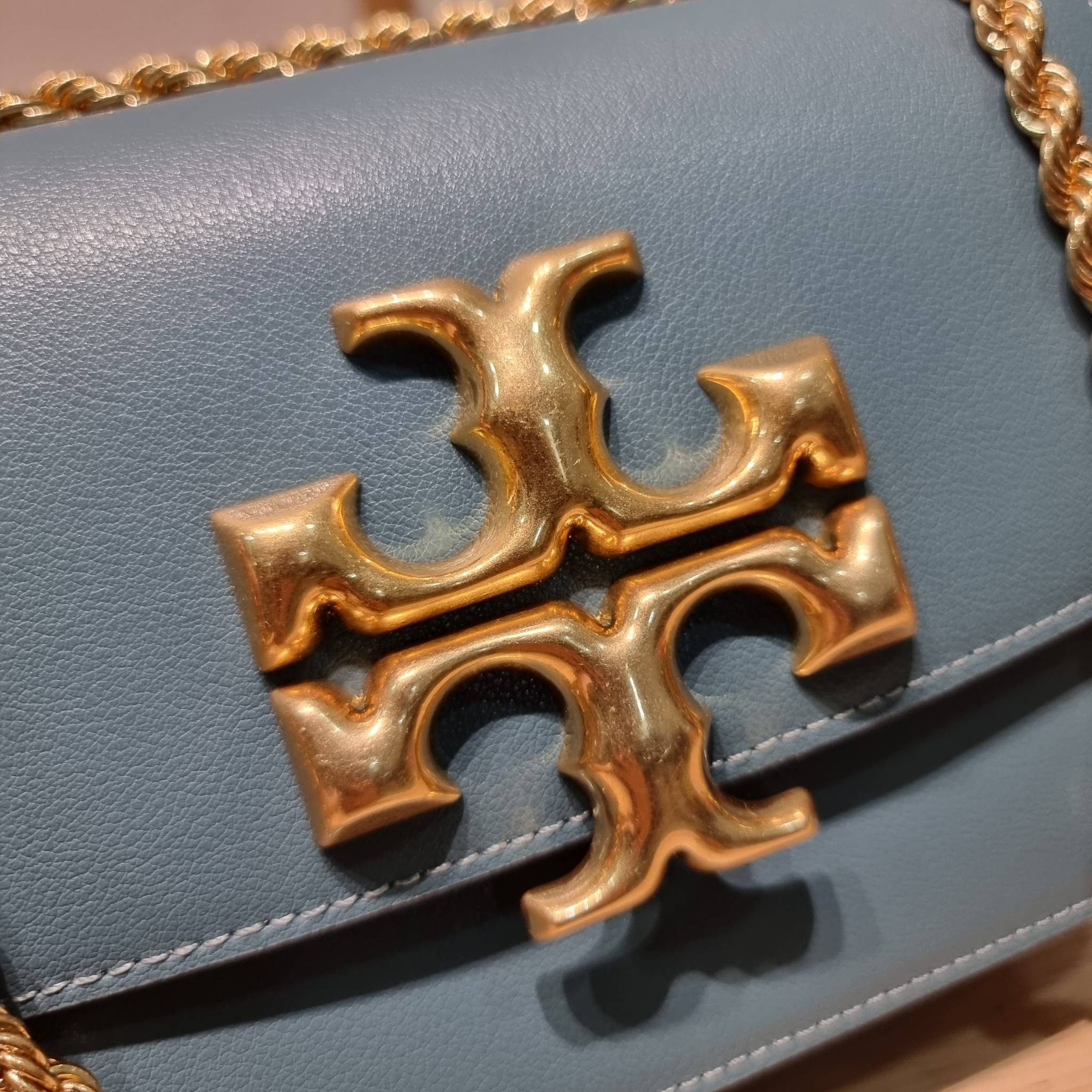 Tory Burch Bag / TORY BURCH ELEANOR SMALL CONVERTIBLE SHOULDER BAG ฮอตไอเท็ม รุ่นนี้ขายดีขายหมด สวยหรู คุณหนู ผู้ดี!! หายากมากแล้วน้า กระเป๋าสะพายข้าง ดีไซน์อยู่ทรง ขนาดกำลังสะดวกใช้