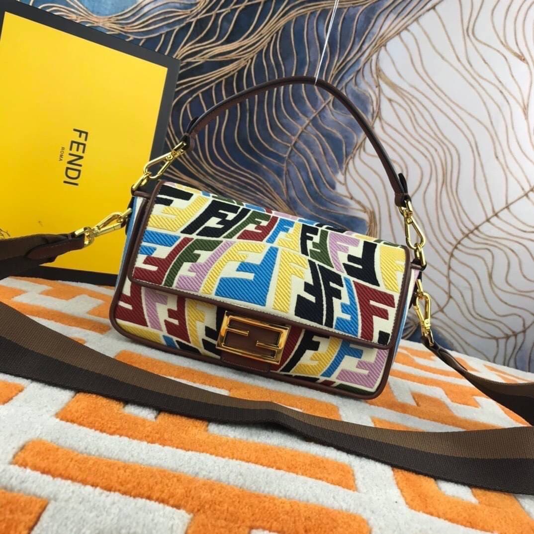 VIP GIFT 】FENDI BAGUETTE SUMMER 2021 CANVAS SHOULDER BAG กระเป๋าสะพายพรีเมี่ยมกิ๊ฟ หายาก สีคัลเลอร์ฟูลสุดใส โดดเด่น ดีไซน์ปั๊มโลโก้รอบใบ วัสดุผ้าแคนวาส ทนทาน มาพร้อมสาย 2 แบบ สำหรับคล้องแขน และสายครอสบอดี้สีทูโทน เปิด-ปิดด้วยกระดุมแม่เหล็ก ภายในเป็นช่องโล