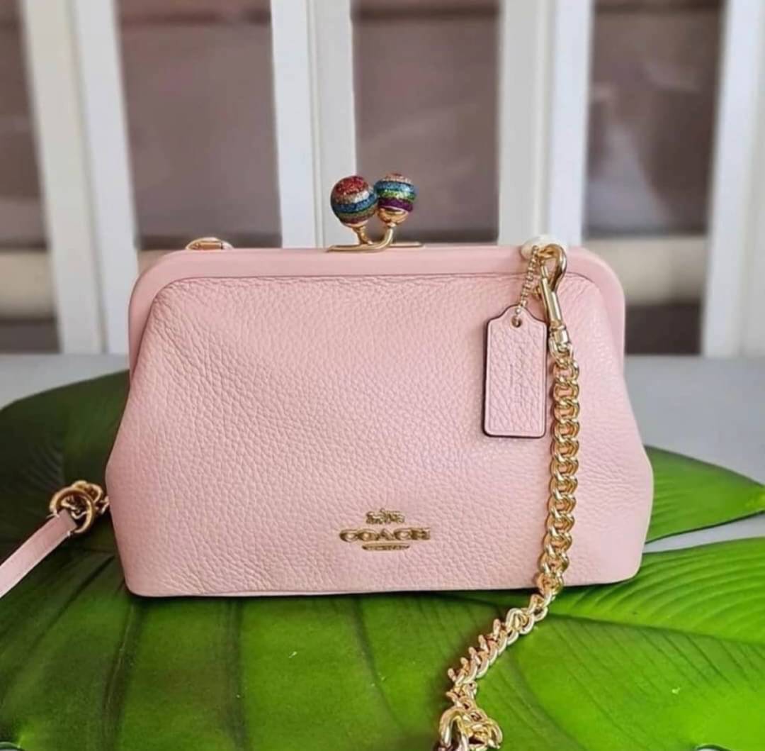 NORA KISSLOCK CROSSBODY (COACH C1451) ครอสบอดี้รุ่นนี้ น่ารักมากค่ะ ขนาดกำลังน่ารักเลยค่ะ ลูกคุณมากๆ ไม่เล็กและไม่ใหญ่มากเกินไป รุ่นนี้สามารถถอดสายสะพายได้ค่ะ ใส่ไอโพนตระกูลพลัสได้ ใส่กระเป๋าสตางค์ใบเล็กได้สบายๆเลยค่ะ
