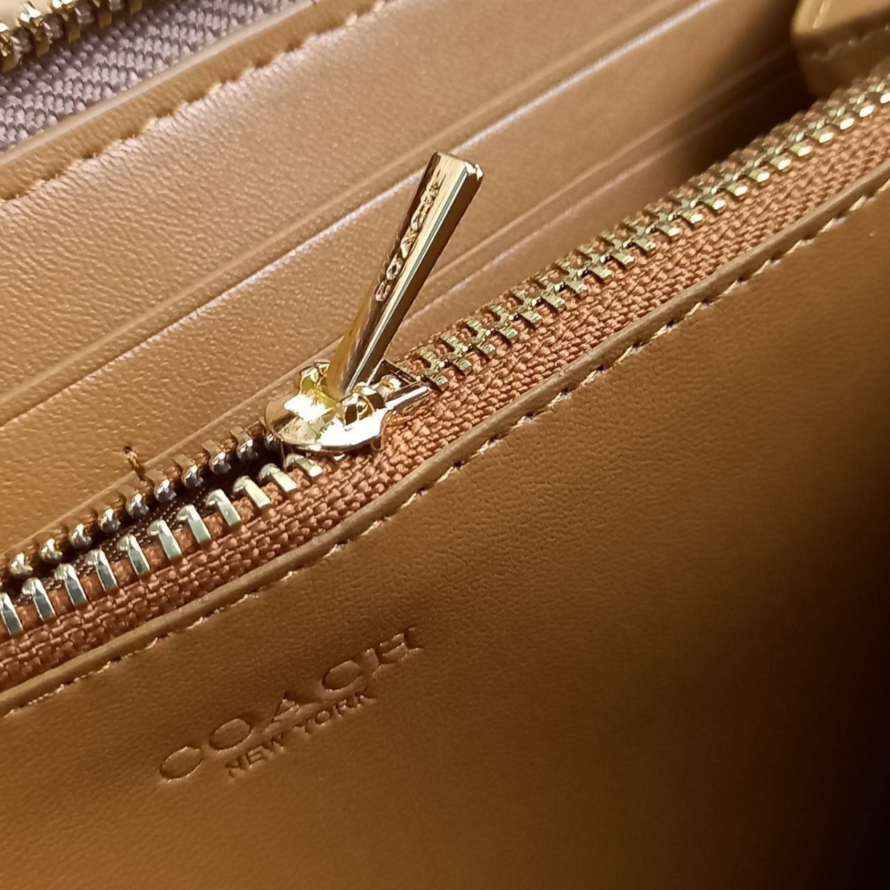 มาเท่าไหรก็ไม่เคยพอจริงๆ มีความต้องการกันถึงขีดสุด❣️😘>>COACH ACCORDION ZIP WALLET IN COLORBLOCK SIGNATURE CANVAS (COACH 31546)🍁กระเป๋าสตางค์ใบยาว ซิปรอบ //วัสดุหนังแคนวาสสลับหนังแท้ ดีไซน์สวย โดดเด่นลงตัวเป็นที่สุด ด้านในมีช่อ