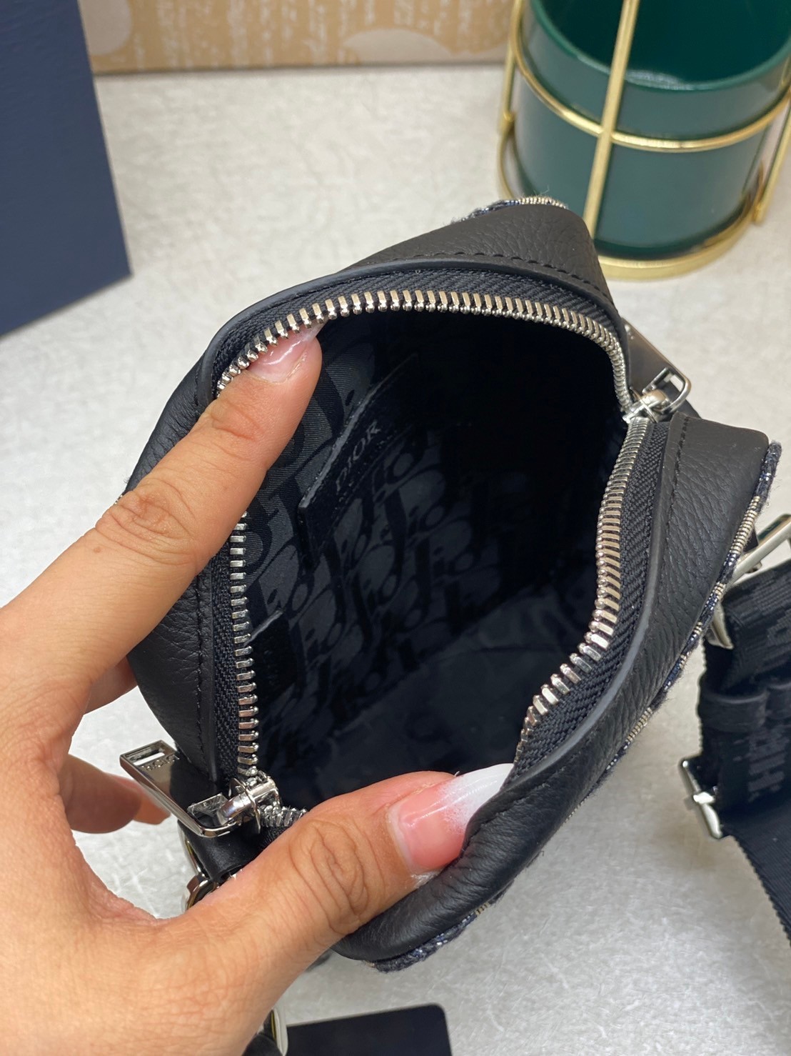 Dior Phone Oblique Bag / Dior World Tour Zip Messenger Pouch Oblique เกรดออริจินอล ได้ใจหนุ่มๆไปเลยใบนี้!! หลงรักตั้งแต่แรกเห็นมีอยู่จริง!!