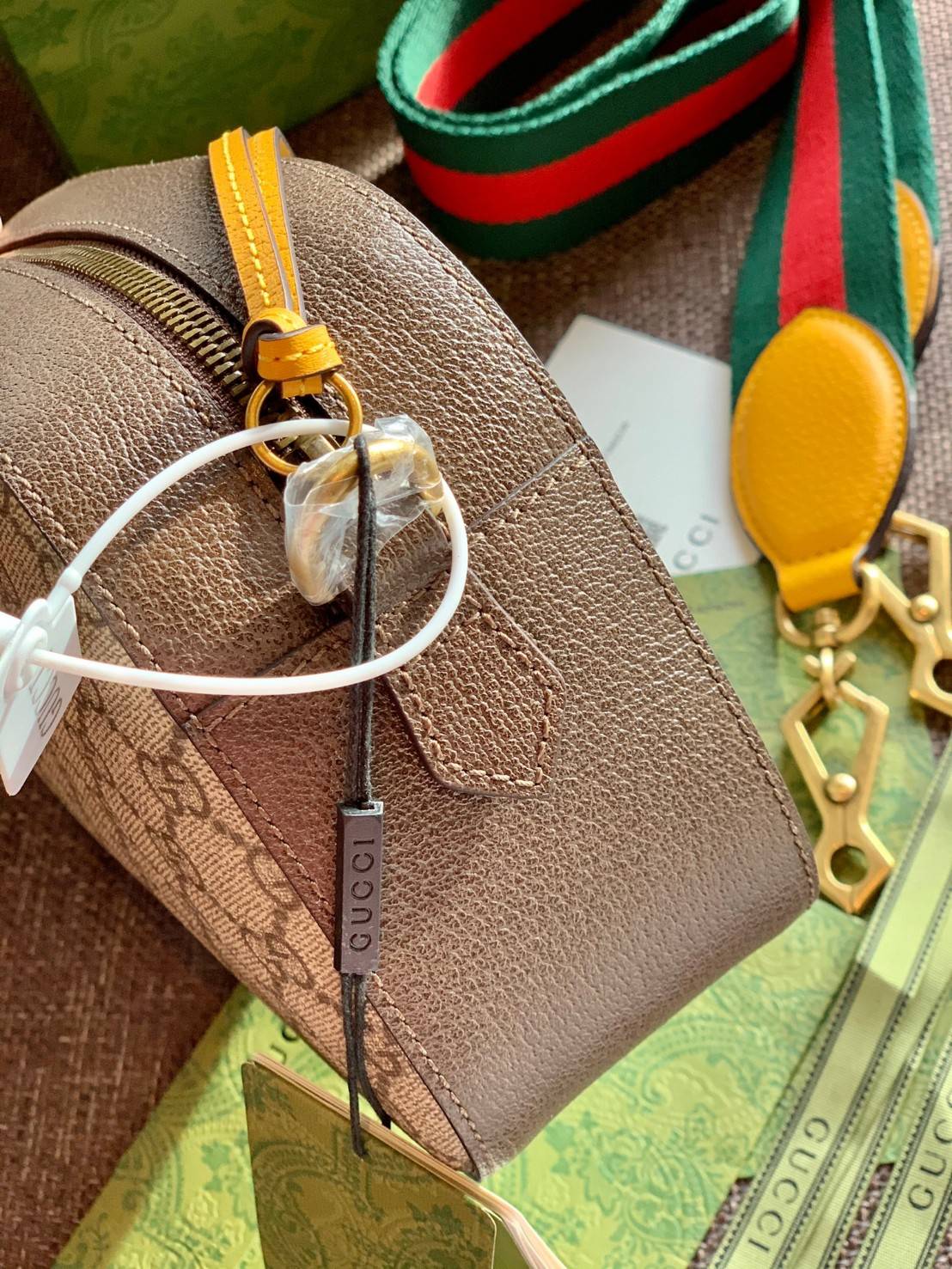 ORI หนังแท้ GUCCI GG SUPREME MESSENGER BAG กระเป๋ารุ่น Unisex ใช้ได้ทั้งหญิงชาย อีกหนึ่งไอเทมที่ต้องมีติดตัวสักใบค่ะ กระเป๋าสะพายข้างหรือครอสบอดี้ร์ งานหนังแกะแท้คุณภาพเกินราคา