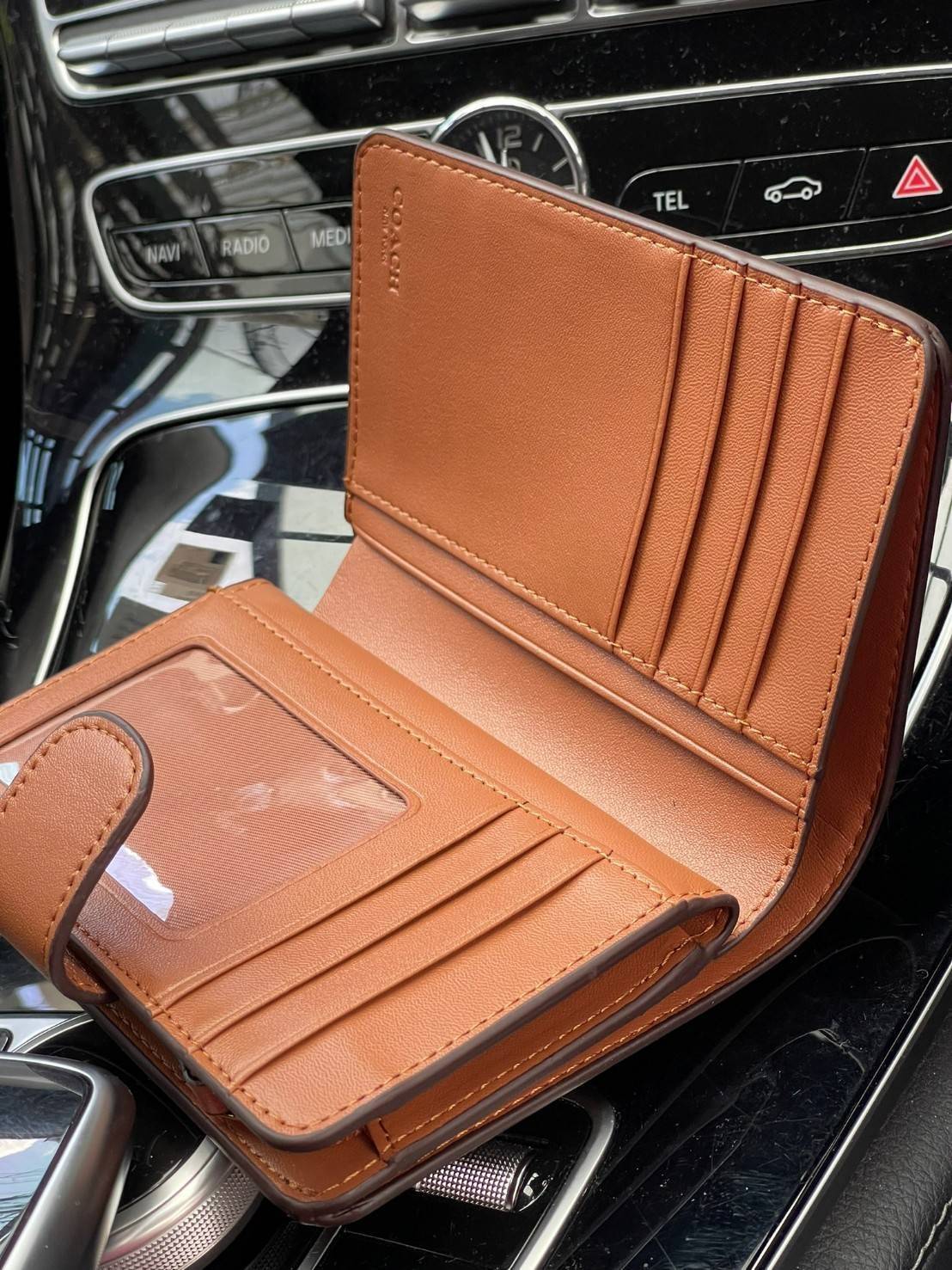 COACH MEDIUM CORNER ZIP WALLET กระเป๋าสตางค์ขนาดกลางที่ถือว่าเป็นไอเทม Must Have ของทุกเพศทุกวัยที่ต้องพกติดตัวไว้ตลอดเวลา เพราะนอกจากจะช่วยจัดเก็บเงิน บัตรประชาชน บัตรเครดิตและต่าง ๆ ให้เป็นระเบียบเรียบร้อยยังต้องคำนึงถึงประโยชน์ใช้สอยร่วมด้วย กระเป๋าสตา