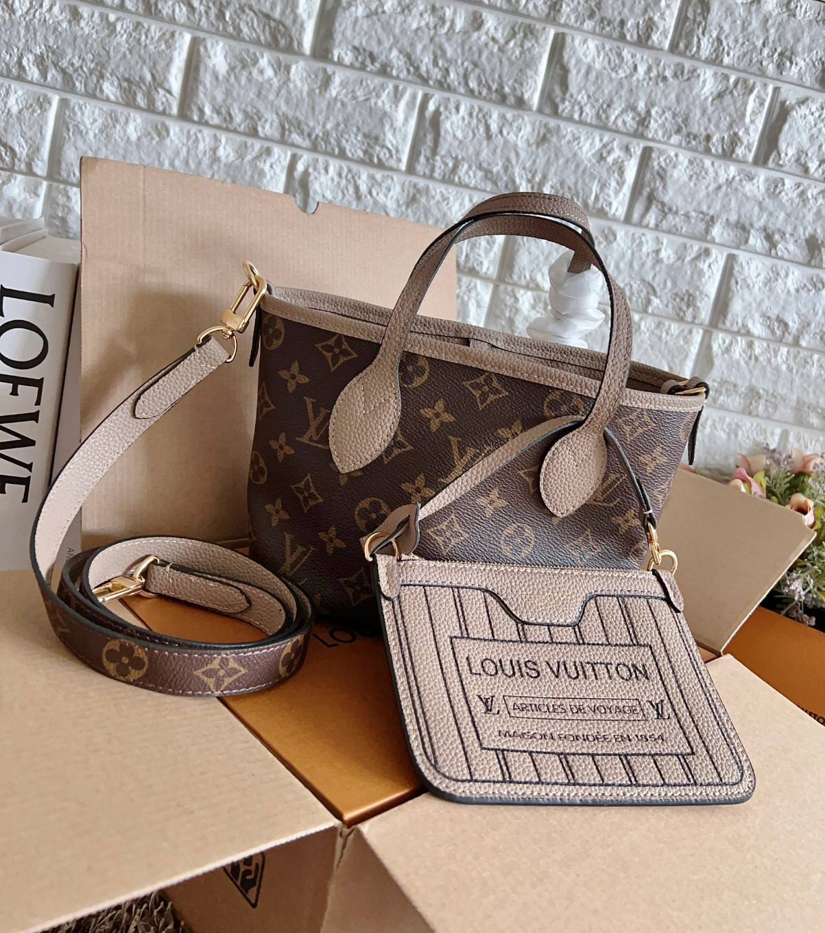 LV Neverfull Bandoulière Inside Out BB กระเป๋าทรงโท้ทไซส์เล็กใช้งานได้สองด้าน มีตะขอเกี่ยวสามารถปรับรูปทรงกระเป๋าได้หนังแท้นิ่มสวย ลายโมโนแกรมและหนังลายเกรน มาพร้อมใบลูกเข้าเซ็ทใส่สายสะพายยาวได้