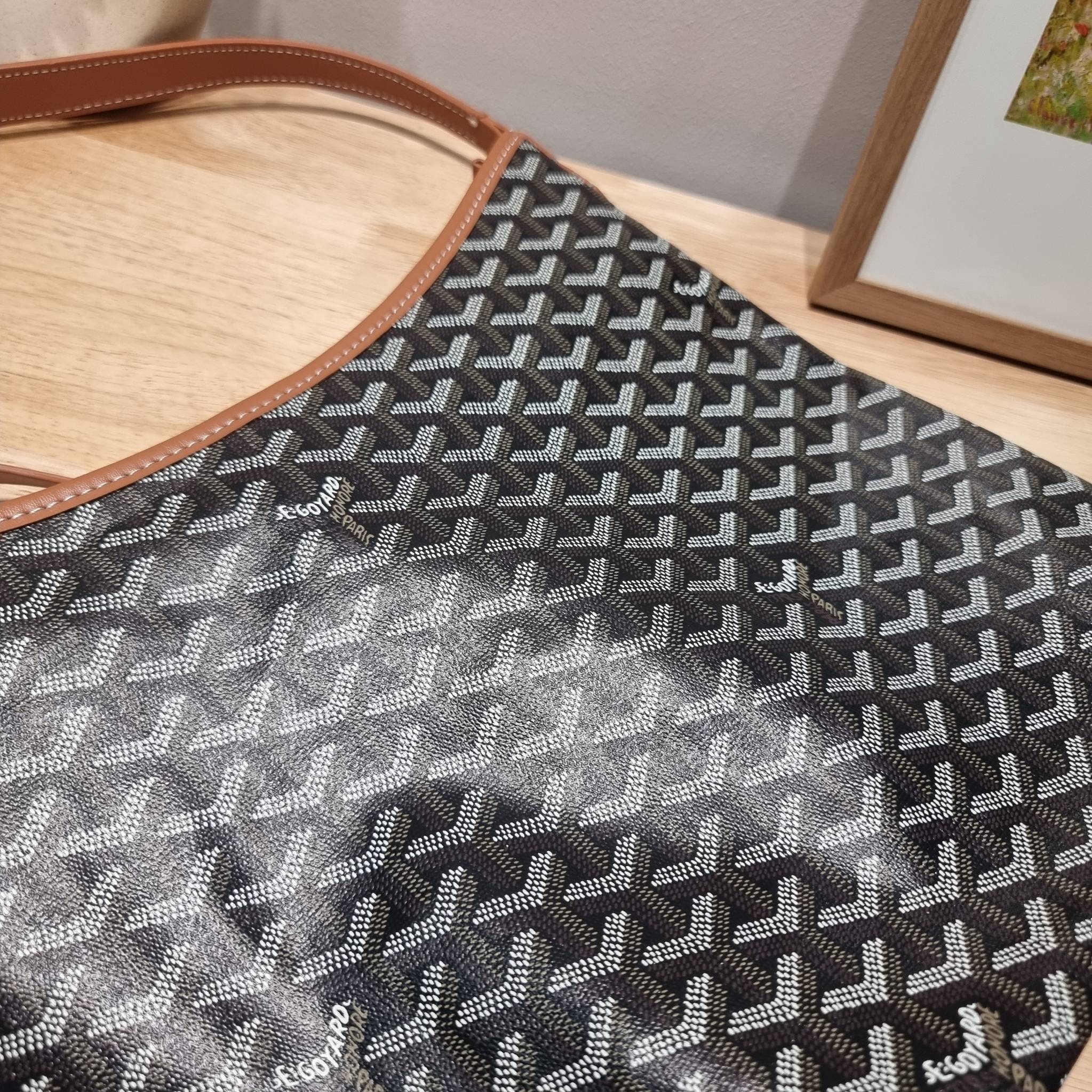 GOYARD BOHEME HOBO BAG / GOYARD HOBO กระเป๋าสะพายทรงโฮโบ ใบใหญ่จุใจ!! มาครบสีขายดี เลิศทุกสี รูปทรงคลาสสิค ดีไซน์เป็นเอกลักษณ์ วัสดุหนังแคนวาสพิมพ์ลายสวยคม ปากกระเป๋ามีซิปเปิด-ปิดกันของหล่นได้ ภายในโล่งกว้างมาก มาพร้อมสายคล้องในตัว ทนทาน สะพายสวยๆได้ทุกวั