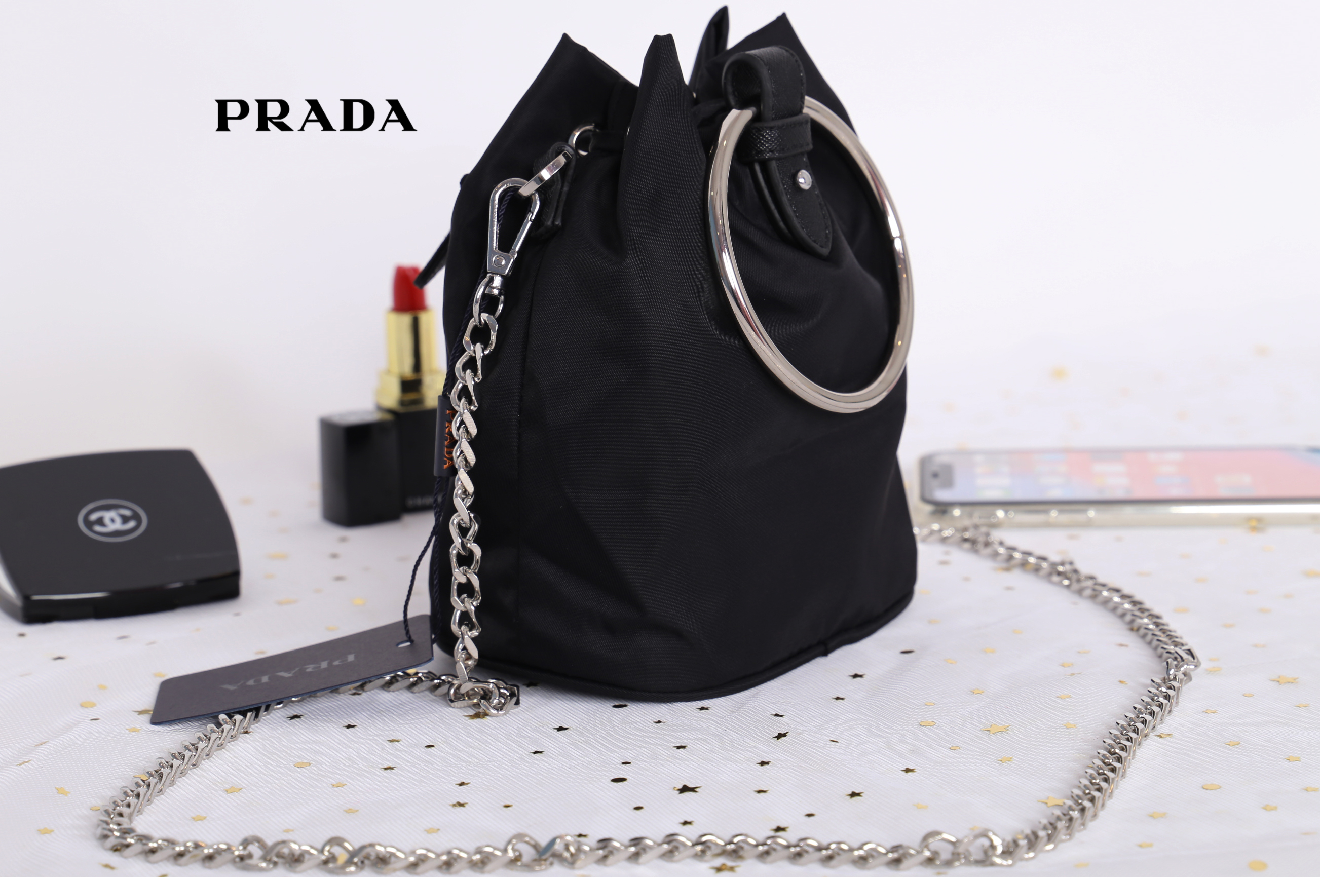 Prada mini nylon drawstring handbag / PRADA Bucket Bag ทรงสวยน่ารัก วัสดุผ้า Nylon คุณภาพดี อะไหล่เงินสวยสุดคลาสิค เปิดปิดแบบหูรูด ด้านในโล่งกว้างจุของได้พอประมาณเลยค่ะ ใส่ Iphone+ หรือรุ่นเทียบเท่าได้แบบสบายๆ ซับในพิมพ์ลายแบรนด์ ตามแบบฉบับแบรนด์