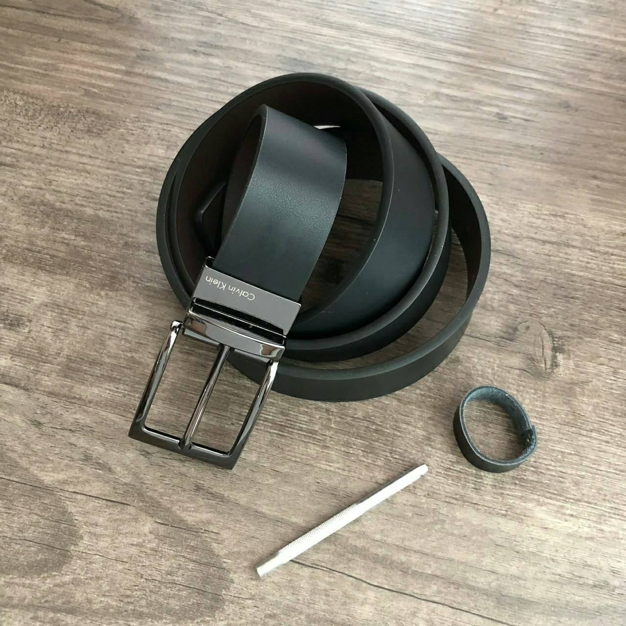 Calvin Klein Leather Belt & Wallet Set เซตสุดคุ้ม จะะมอบเป็นของขวัญหรือใช้เองก็แนะนำเลยค่าา อุปกรณ์ : มาพร้อมถุงกระดาษแบรนด์ + กล่องแบรนด์ + ที่เจาะรูเข็มขัด + ห่วงเข็มขัด