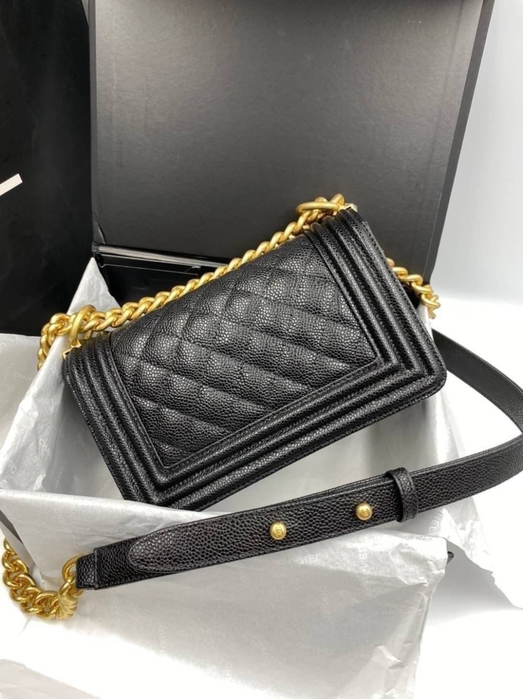 VIP 】หนังแท้ CHANEL BOY Mini Caviar Leather Silver/Gold กระเป๋าสะพายรุ่นยอดนิยมตลอดกาล หนังคาเวียร์อย่างดี อะไหล่เงินและทองรมควัน หรูหรามาก รุ่นนี้ไม่ต้องพูดเยอะ ขายดีตลอดปีเข้าเพิ่มไม่เคยพอเลยค่าา พร้อมส่งแล้ววน้าา สาวๆ จัดด่วนค่าา