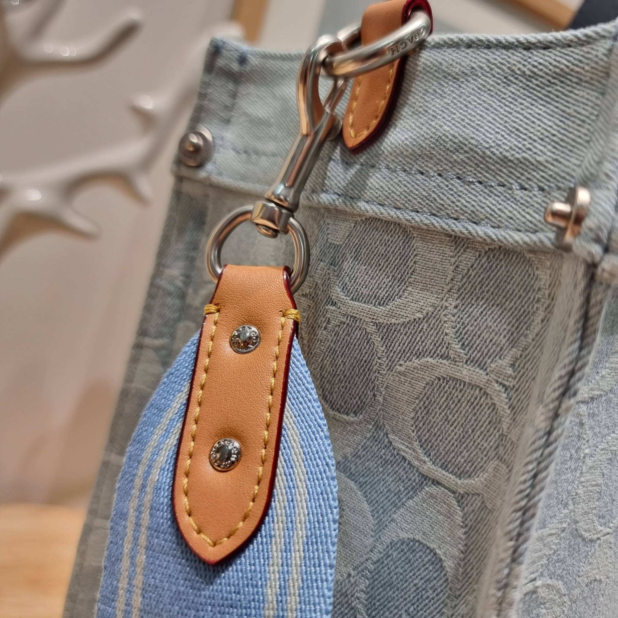 COACH FIELD TOTE 22 IN SIGNATURE DENIM / CJ853 คอลเลคชั่นใหม่ พร้อมสีใหม่ยังไม่เข้าไทย ให้ทุกคนได้มีสวยก่อนใครไปเลย!! กับกระเป๋าทรงโท้ท ไซส์กำลังสวย ดีเทลปั๊มผิวเต็มใบ ดูดี มี texture บวกกับสายสะพายสปอร์ตสีตัดกับกระเป๋า