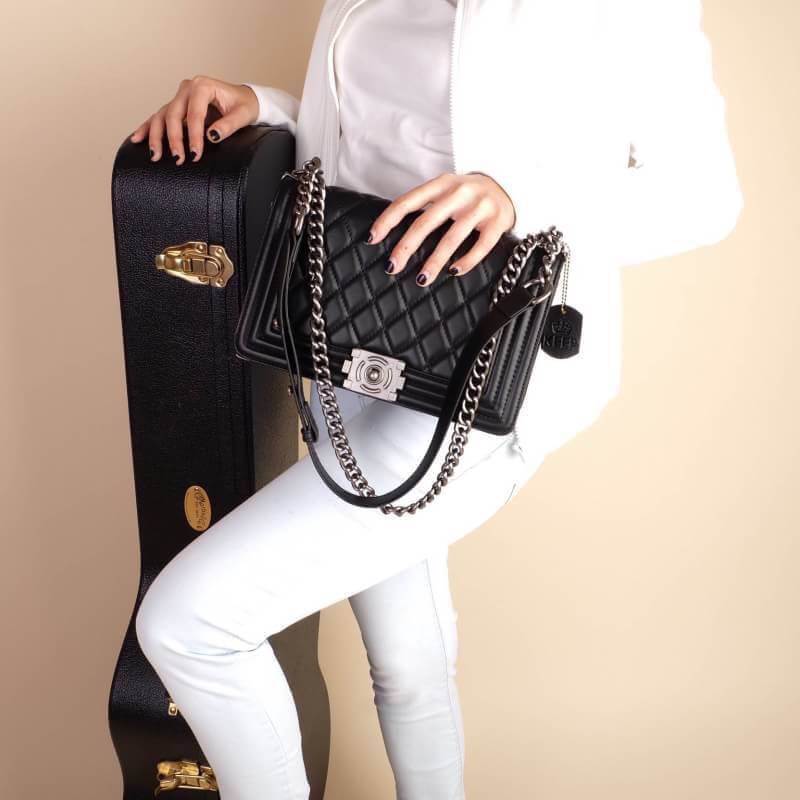 รุ่นขายดีที่สุด!!!! KEEP Quited Boy Bag กระเป๋า ทรง boy style KEEP LOOK Cool มากๆ เลยน๊าใบนี้ ไม่มีถือว่า Out มากๆ 💘ตัวกระเป๋าอยู่ทรง ทำจากหนังแกะสังเคราะห์นิ่ม-ตึงสวย สายโซ่ มีที่รองไหล่ สะพายสบายคะ สายปรับ สั้น ยาวได้คะ ใบนี้ ไม่ต้องพูดถึงความสว