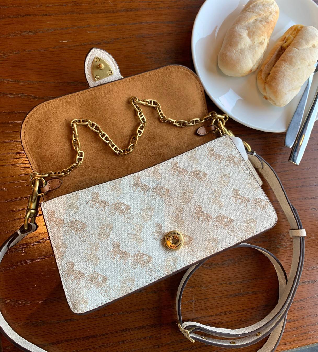 Coach Beat Crossbody Clutch In Signature Canvas With Horse And Carriage Print 🌈พร้อมส่งรุ่นใหม่ล่าสุดค่ะ ได้ไปไม่ผิดหวังแน่นอนค่ะ! กระเป๋าหิ้วได้//คลัทออกงานได้//สะพายครอสบอดี้ร์ได้ สุดคุ้ม! หนังแท้อย่างดี smooth leather ค่ะ