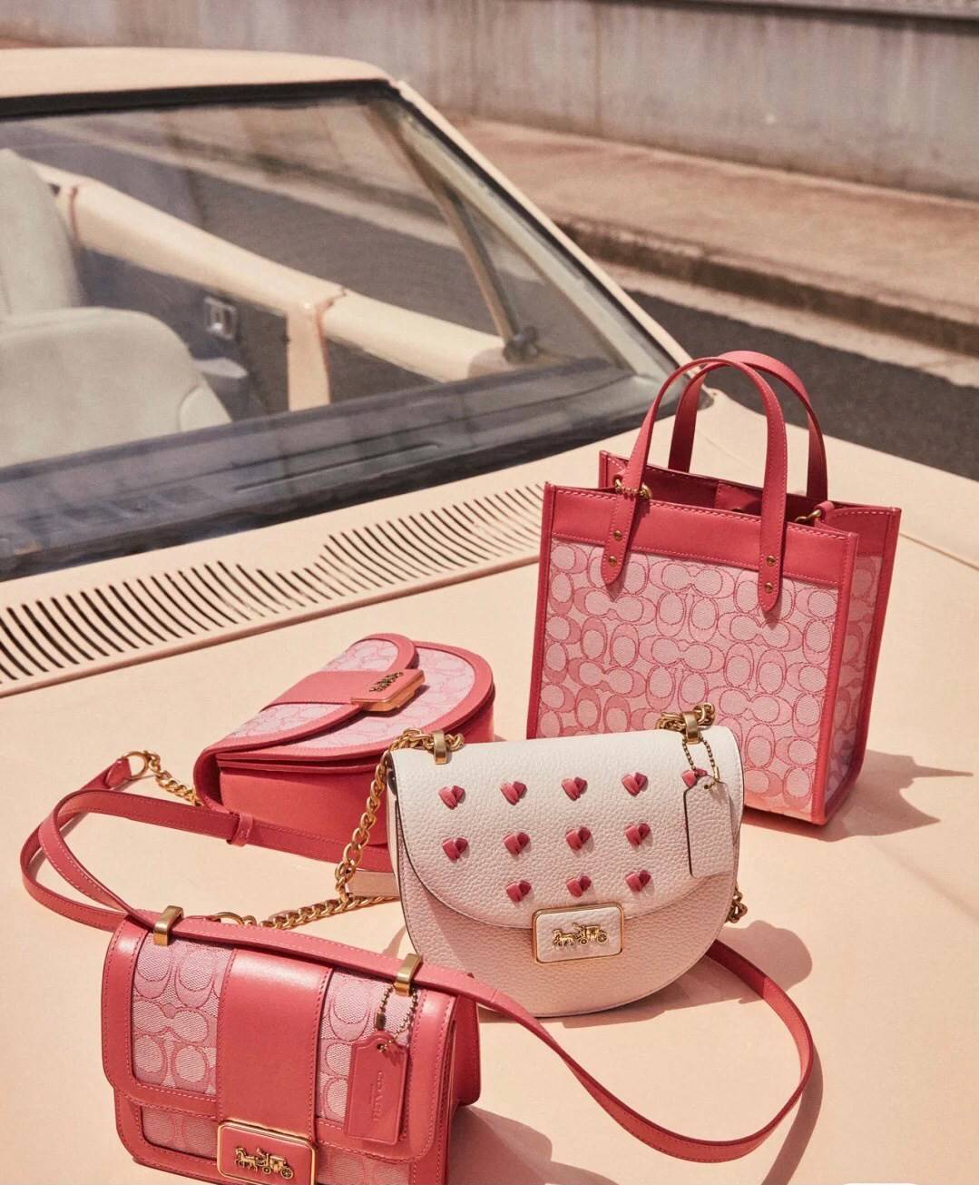 COACH ALIE SADDLE BAG JACQUARD IN SIGNATURE ((C4694//C3464)) พร้อมส่งที่ไทย รุ่นใหม่ล่าสุดค่ะ! กระเป๋าสะพายข้าง//ครอสบอดี้ร์//หรือทบสายคู่สะพายไหล่ได้ค่ะ วัสดุJacquard+หนังแท้ ได้สวยงามลงตัวมากๆ เปิดปิดกระเป๋าแบบกดล็อค มีอะไหล่โลโก้แบรนด์โดดเด่นปนคลาสสิค
