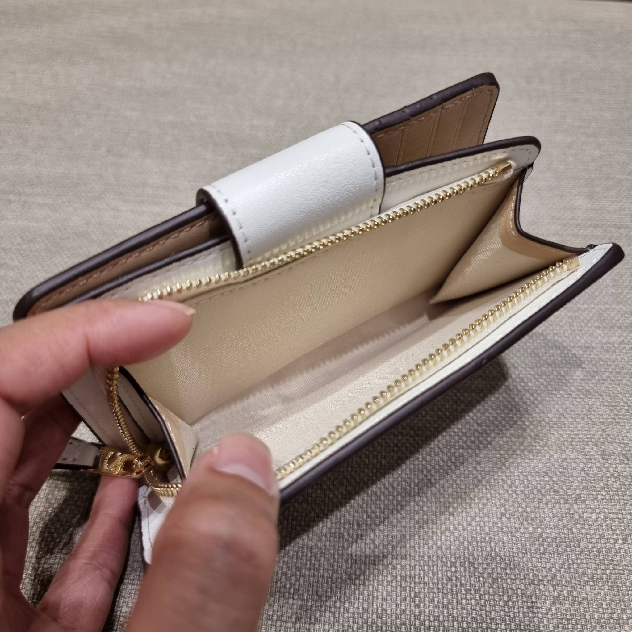 COACH C7414 MEDIUM CORNER ZIP WALLET WITH ORNAMENT PRINT คอลเลคชั่นใหม่ กระเป๋าสตางค์ใบกลาง ดีไซน์ใหม่ สุดหรู คละลายพริ้นท์เต็มใบ น่าใช้ไปอีก วัสดุหนังแคนวาสเคลือบลาย ภายในมีช่องใส่บัตร ใส่ธนบัตรได้ครบ และมีช่องซิปแยก ใบจริงสวยมากๆ แนะนำจ้า ราคาสุดคุ้มครบ