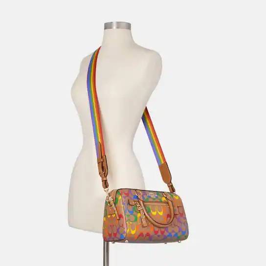 COACH C4396 ROWAN SATCHEL IN RAINBOW SIGNATURE CANVAS กระเป๋าทรงหมอนยอดฮิต คอลเลคชั่นที่สวยโดดเด่น ด้วยดีไซน์เรนโบว์ สดใส!! รูปทรงสวยงาม คลาสสิค และใช้งานได้อย่างกระฉับกระเฉง วัสดุหนังแคนวาสเคลือบลาย ทนทาน ภายในโล่งกว้าง มีช่องซิปและแบ่งสัดส่วนได้ลงตัว บอ