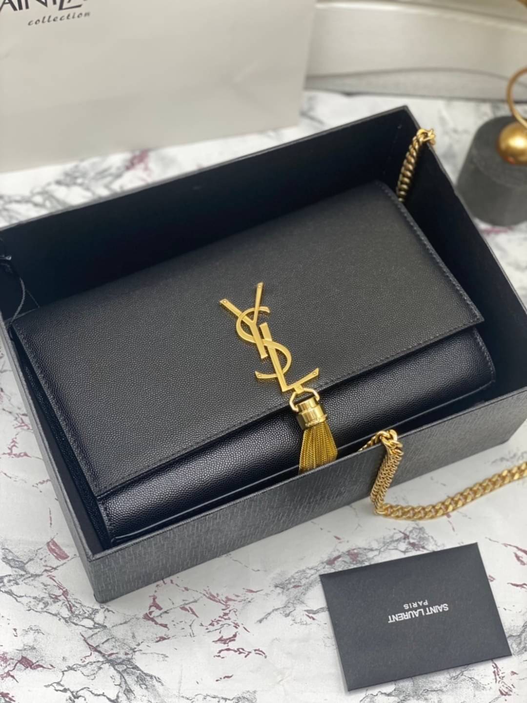 YSL kate medium chain bag in grain de poudre embossed leather 24cm กระเป๋าสะพายแบรนด์หรู รุ่นฮิตลอดกาล งานสวยดูดีมีระดับ ปั้มทุกจุด ขนาดกระทัดรัดกำลังดี มาพร้อมาสะพายโซ่ยาว เลื่อนปรับเป็น 2 แถว เพื่อสะพายเป็นสายสั้นได้ ด้านในโล่งกว้าง ใส่กระเป๋าสตางค์ใบยา