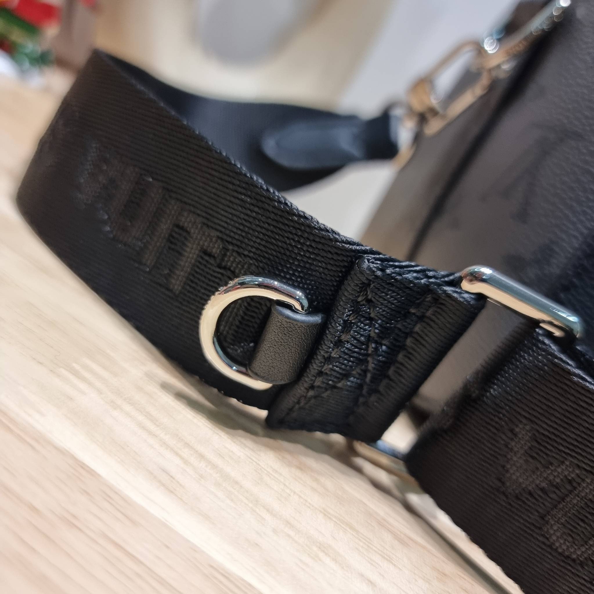 LV CITY KEEPALL Monogram Eclipse Bag กระเป๋าสะพายทรงหมอนสุดคลาสสิค ด้วยดีเทลความเป็นเอกลักษณ์ เรียบหรูด้วยความโดดเด่นจากลวดลายโมโนแกรม ขนาดกำลังดี