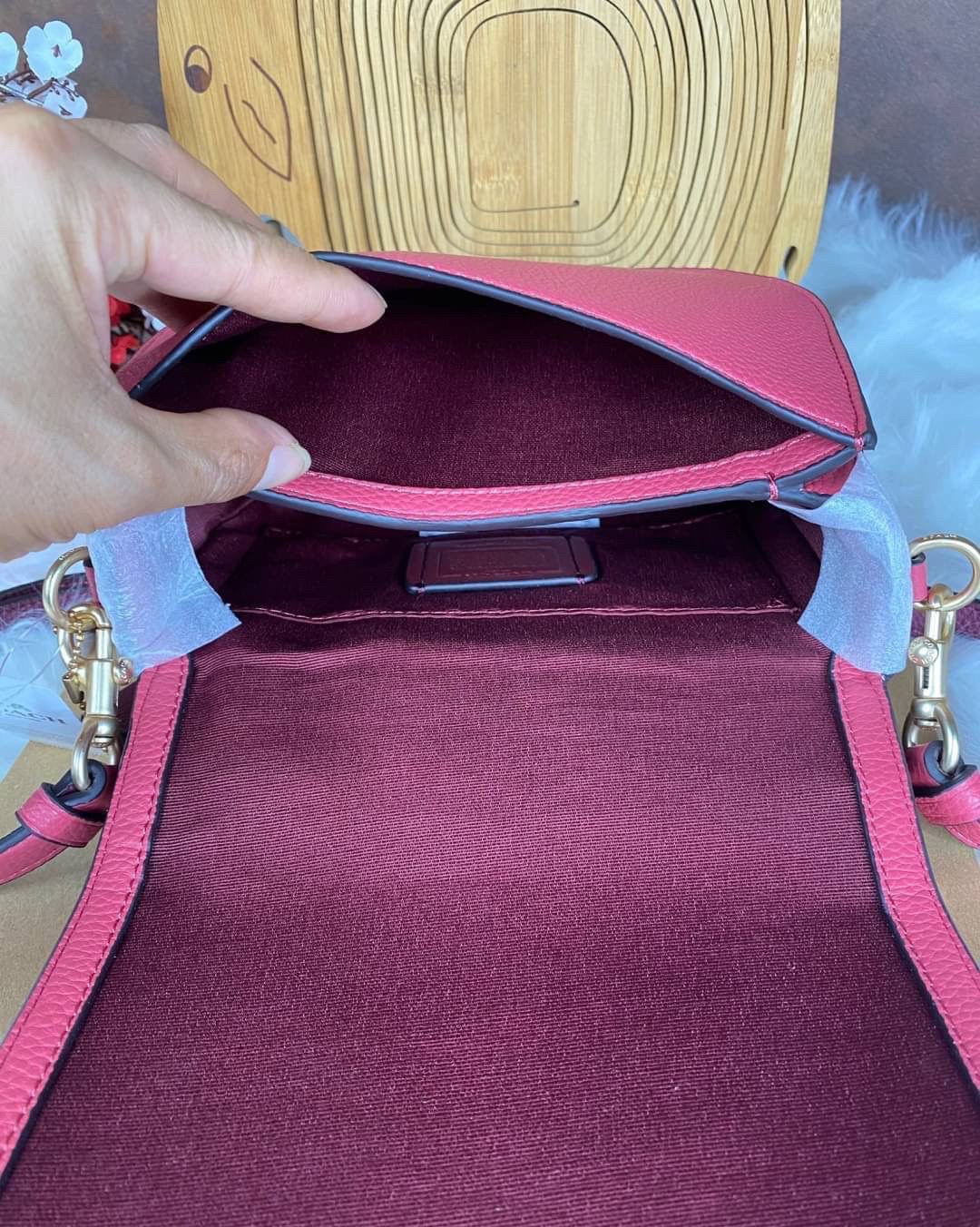 OUTLET 】COACH SADDLE BAG WITH HORSE AND CARRIAGE (COACH C4058) หนังกรวดละเอียดภายในกระเป๋ามัลติฟังก์ชั่น กระดุมแม่เหล็ก ซับในผ้านอกกระเป๋าเปิด สายสะพายถอดได้ สายสะพายยาว 22" สำหรับสะพายไหล่หรือ crossbody