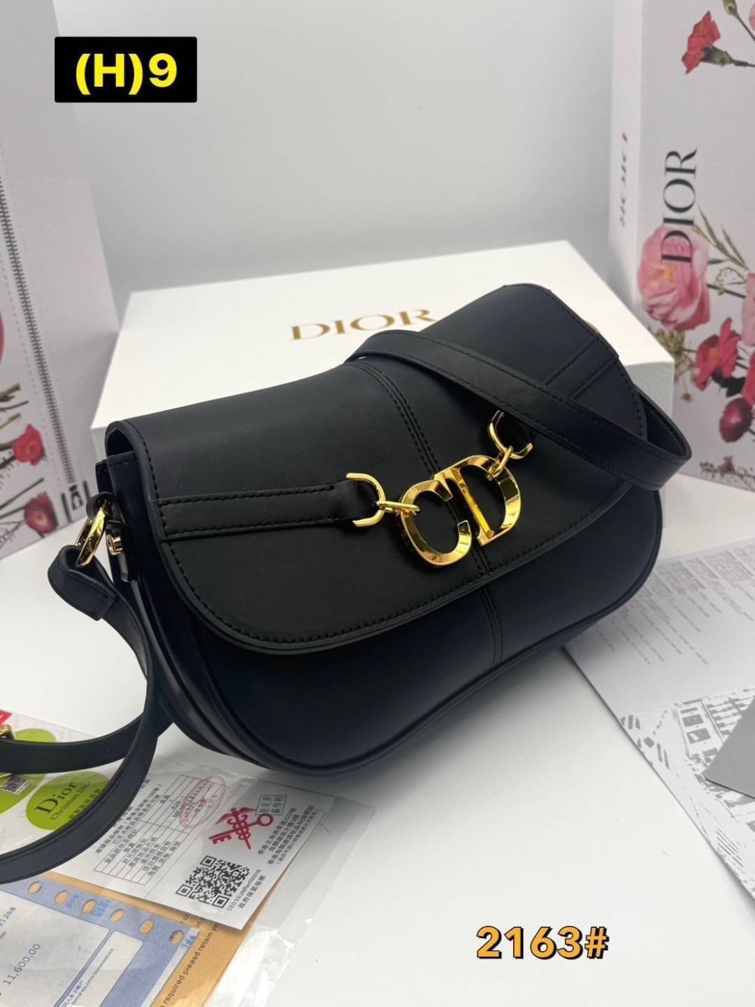 DIOR Small CD Besace Bag กระเป๋าสะพายทรงสวย ดีไซน์โลโก้โดดเด่นหรูหรา ดีเทลดูดีมีกิมมิคในตัว สายสะพายในตัว ปรับได้ตามชอบ สะพายทำงาน ออกงาน ไปเที่ยว ไปเดท ได้ทุกโมเมนต์