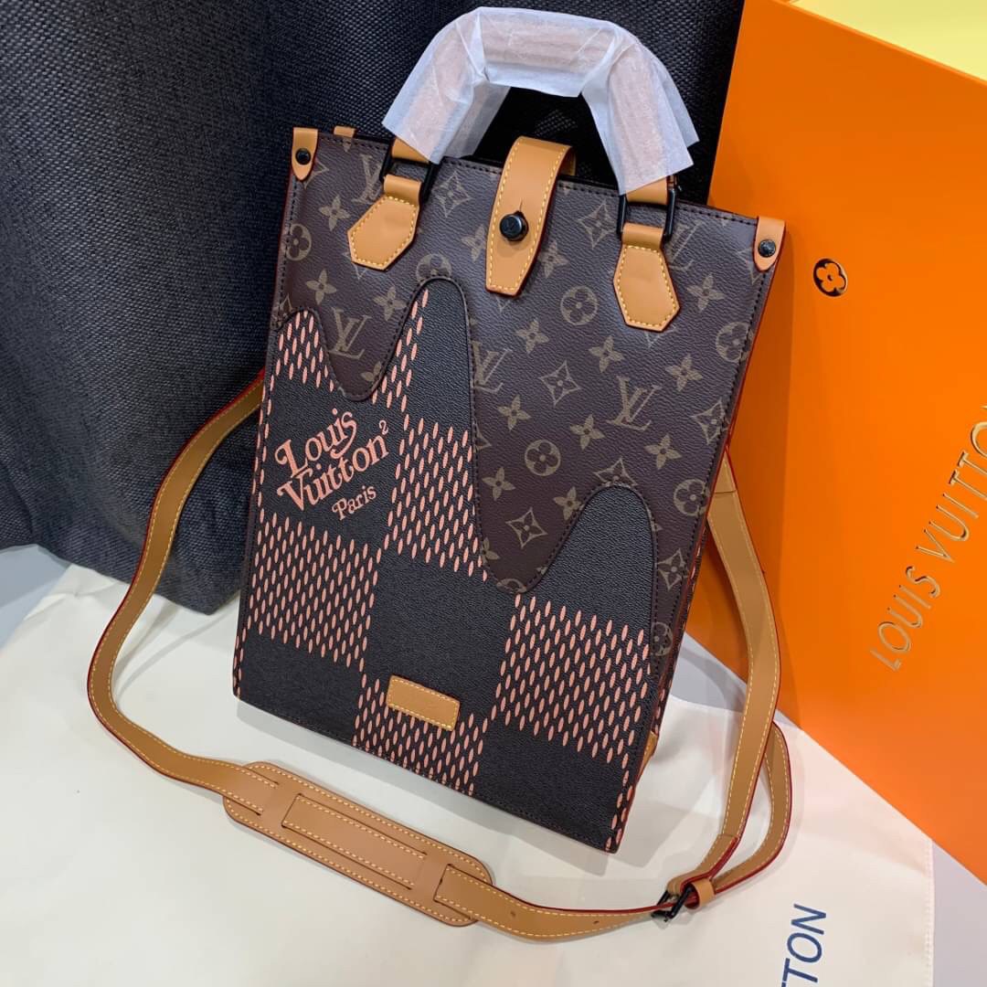 หนังแท้ LOUIS VUITTON MINI TOTE / LV MINI TOTE กระเป๋าทรงโท้ท โดดเด่นด้วยรายละเอียดของคลื่นใน Monogram เหมาะอย่างยิ่งสำหรับสิ่งของจำเป็น เช่น iPad โทรศัพท์ และสมุดโน้ต มีหูหิ้วแบบถอดได้สำหรับสะพายไหล่ ภาพสินค้าถ่ายจากงานขายจริง ใช้งานต่างประเทศได้