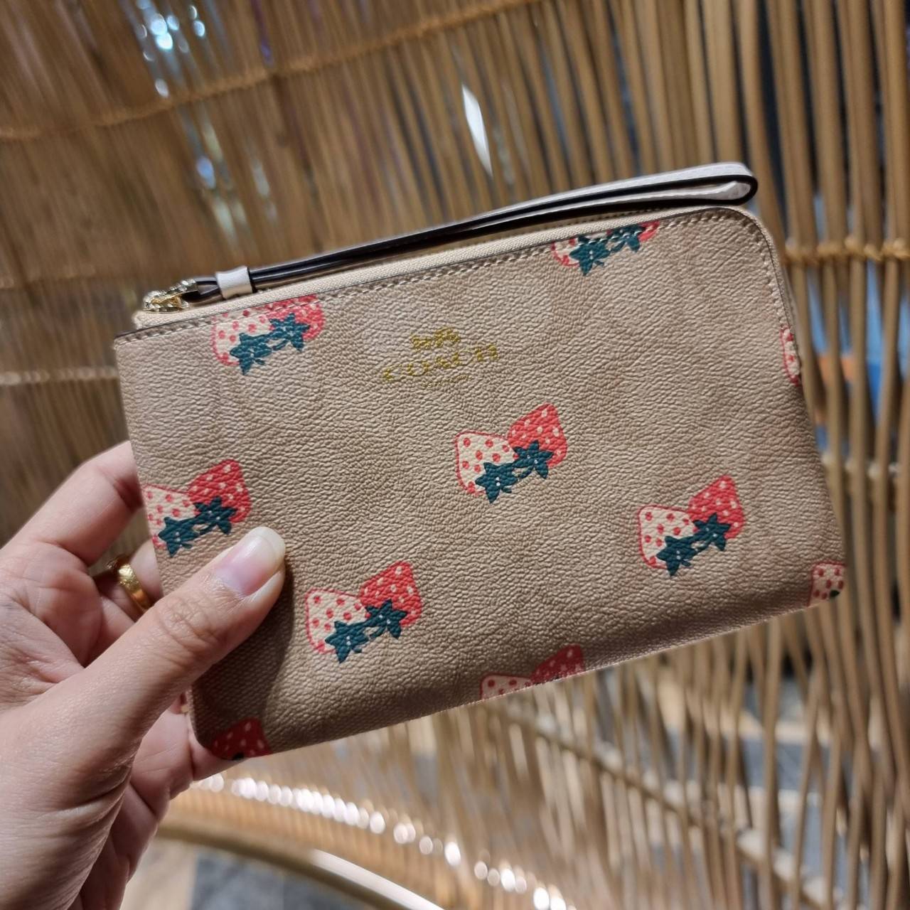 COACH 2972 CORNER ZIP WRISTLET IN SIGNATURE CANVAS WITH BUTTERFLY PRINT มาแล้วจ้า ไอเท็มสุดปัง!! ฮิตไม่เลิก!! พร้อมลวดลายสุดคิ้วท์ น่ารักน่าใช้ขึ้นไปอีก กระเป๋าคล้องมือ ขนาดเหมาะพกพา วัสดุหนังแคนวาส ภายในเป็นช่องโล่ง ใส่ธนบัตร หรือใส่บัตร ใส่เหรียญ ได้หมด