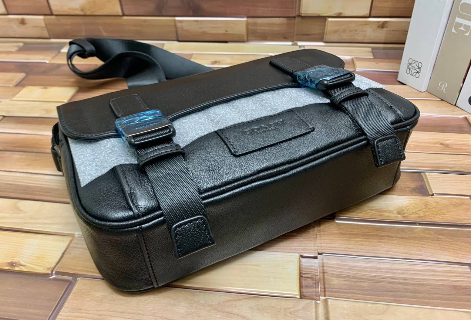 ลุคคือดูดีมากๆ ต้อนรับปีใหม่นี้กันค่า😘 COACH TRACK CROSSBODY ((2715)) เข้าใหม่อีกหนึ่งสี พร้อมส่งที่ไทย ใหม่ล่าสุดค่ะ! กระเป๋าสะพายครอสบอดี้ร์หรือสะพายข้าง หนังแท้ชั้นดีที่สุด หนังนิ่มเรียบสวยมากๆค่ะ ด้านหน้าเย็บป้ายหนังโลโก้แบรนด์ เปิดปิดกระเป๋าแ