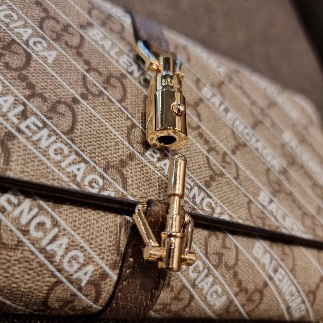 คลัชท์สุดหรูขึ้นแท่นต้องใบนี้เลย GG×Balenciaga woc bag กระเป๋าสะพาย crossbody เป็นคลัชท์ได้ในตัว ดีไซน์คลาสสิควินเทจ ดึงดูดและสะกดสายตาด้วยอะไหล่ดีเทลหรูของอะไหล่สีทอง วัสดุหนังแคนวาส ทนทาน ดูแลรักษาง่าย เปิด-ปิดด้วยอะไหล่เสียบล็อค ภายในแบ่งสัดส่วนลงตัวมา