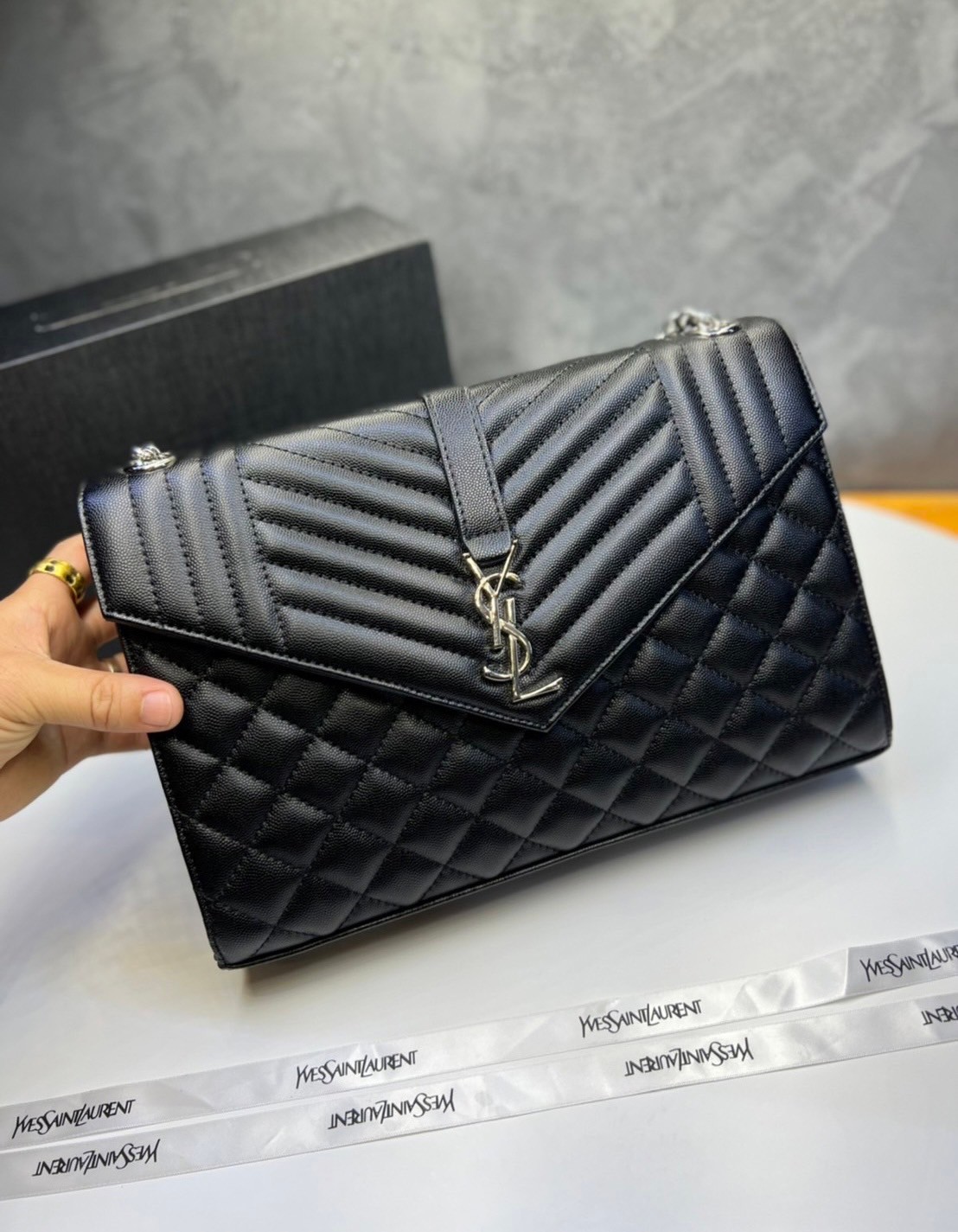 หนังแท้ YSL Saint Laurent Large Cassandra quilted shoulder bag กระเป๋าสะพายใบใหญ่ ดีไซน์ทรงสวยหรู ตอบโจทย์ได้ทุกสไตล์ ภาพสินค้าถ่ายจากงานขายจริง ใช้งานต่างประเทศได้