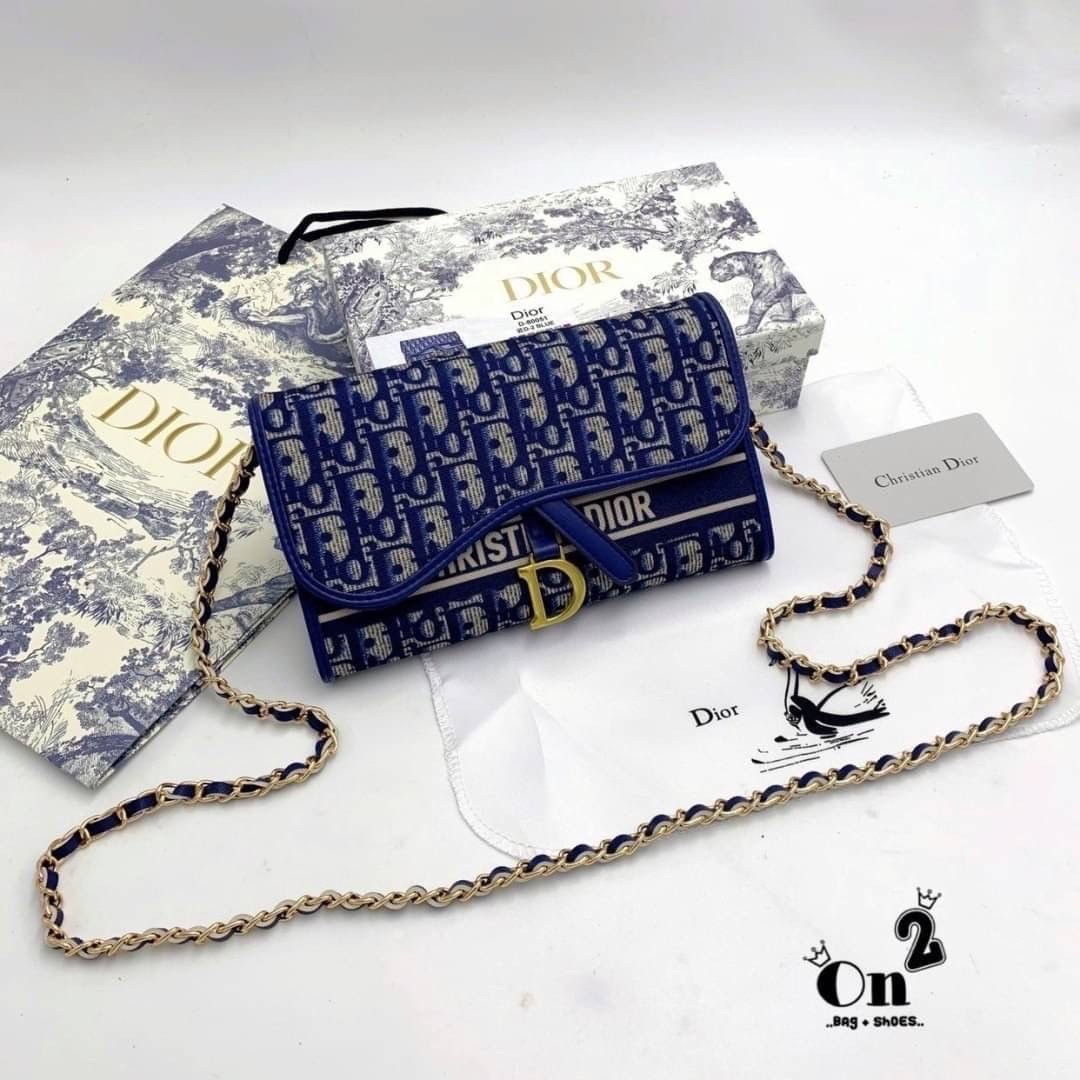DIOR LONG WALLET WITH CHAIN MONOGRAM / DIOR WALLET กระเป๋าสตางค์ใบยาวพร้อมสายสะพายโซ่อะไหล่ทองสลับหนัง ขนาดกำลังน่ารัก เป็นเอกลักษณ์ของความหรู วัสดุแคนวาสแท้และผ้า Jacquard อย่างดี ผสมผสานความสง่างามและคลาสสิกที่เข้ากับยุคสมัย ด้านหน้าโดดเด่นด้วยซิกเนเจอร