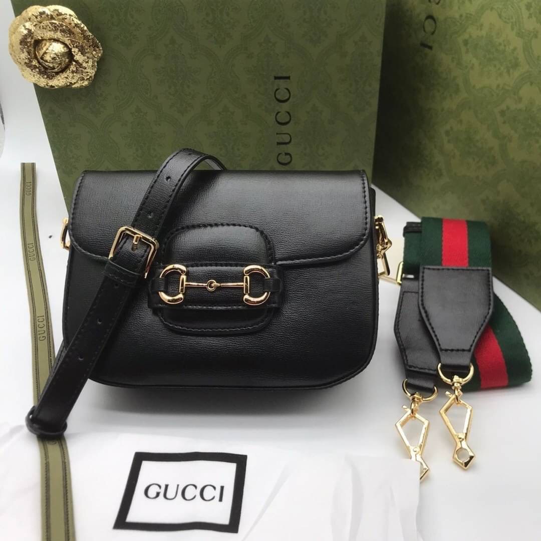 VIP GIFT 】หนังแท้ GUCCI Gucci Horsebit 1955 mini bag ที่สุดของรุ่นที่ฮอตหนักมาก คอลเลคชั่นที่ยอดขายดีตั้งแต่วันแรกที่ลง shop ด้วยรูปทรงที่กะทัดรัด ตอบโจทย์ได้ทุกลุค ทุกไลฟ์สไตล์ ใช้งานได้ง่ายคล่องตัว เรียกได้ว่าใครไม่มีได้ยังไง สวยขนาดนี้!!