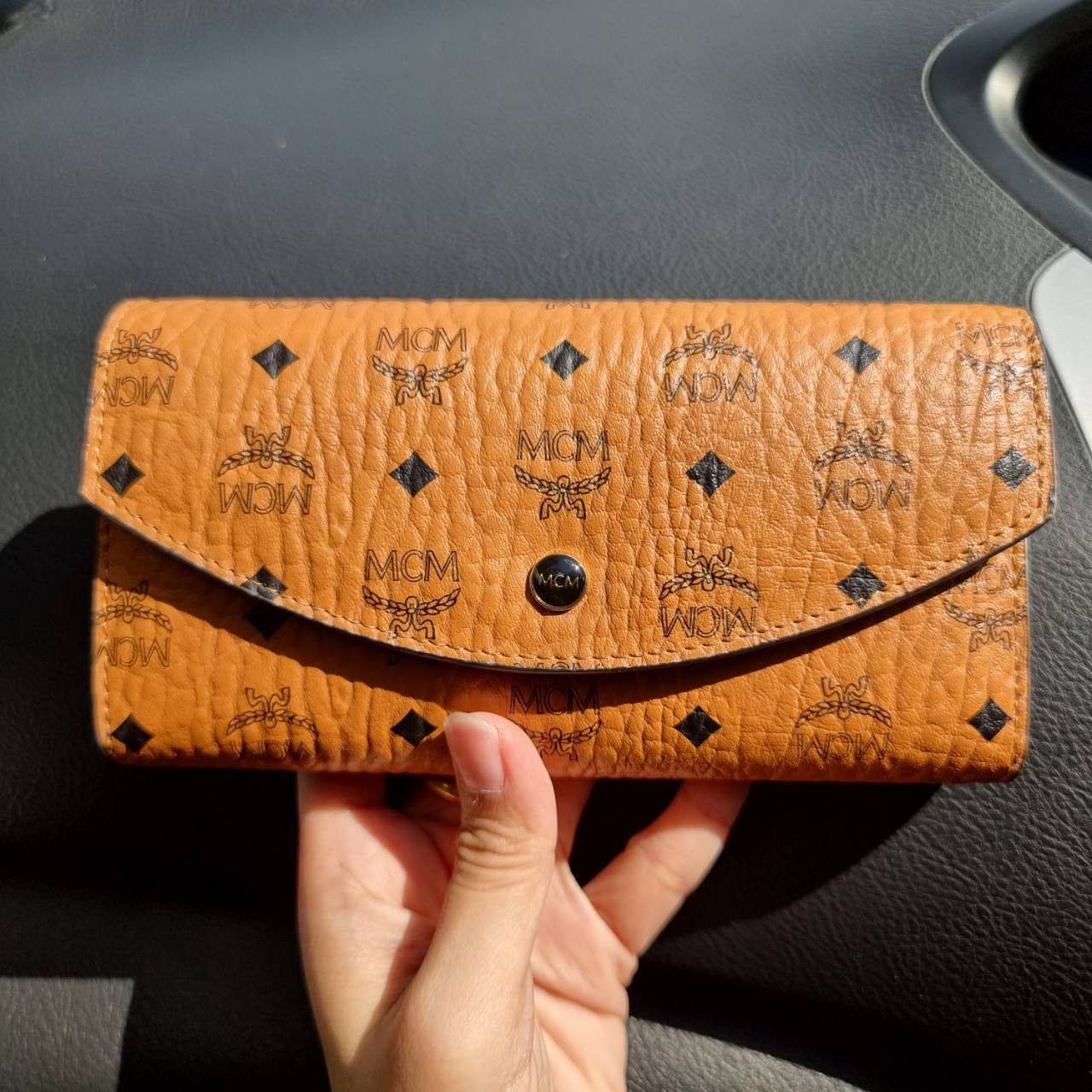 M.C.M TRIFOLD LONG WALLET IN VISETOS กระเป๋าสตางค์ใบยาว คอลเลคชั่นยอดนิยม รุ่นฝาพับ unisex ใช้ได้ทั้งหนุ่มๆและสาวๆน้า ใช้งานง่าย พกพาง่าย วัสดุหนังแคนวาสคุณภาพดี เปิด-ปิดด้วยกระดุม ภายในเป็นหนังแท้ นิ่ม สวย ใส่บัตรได้เยอะ ใส่ธนบัตรได้ทุกช