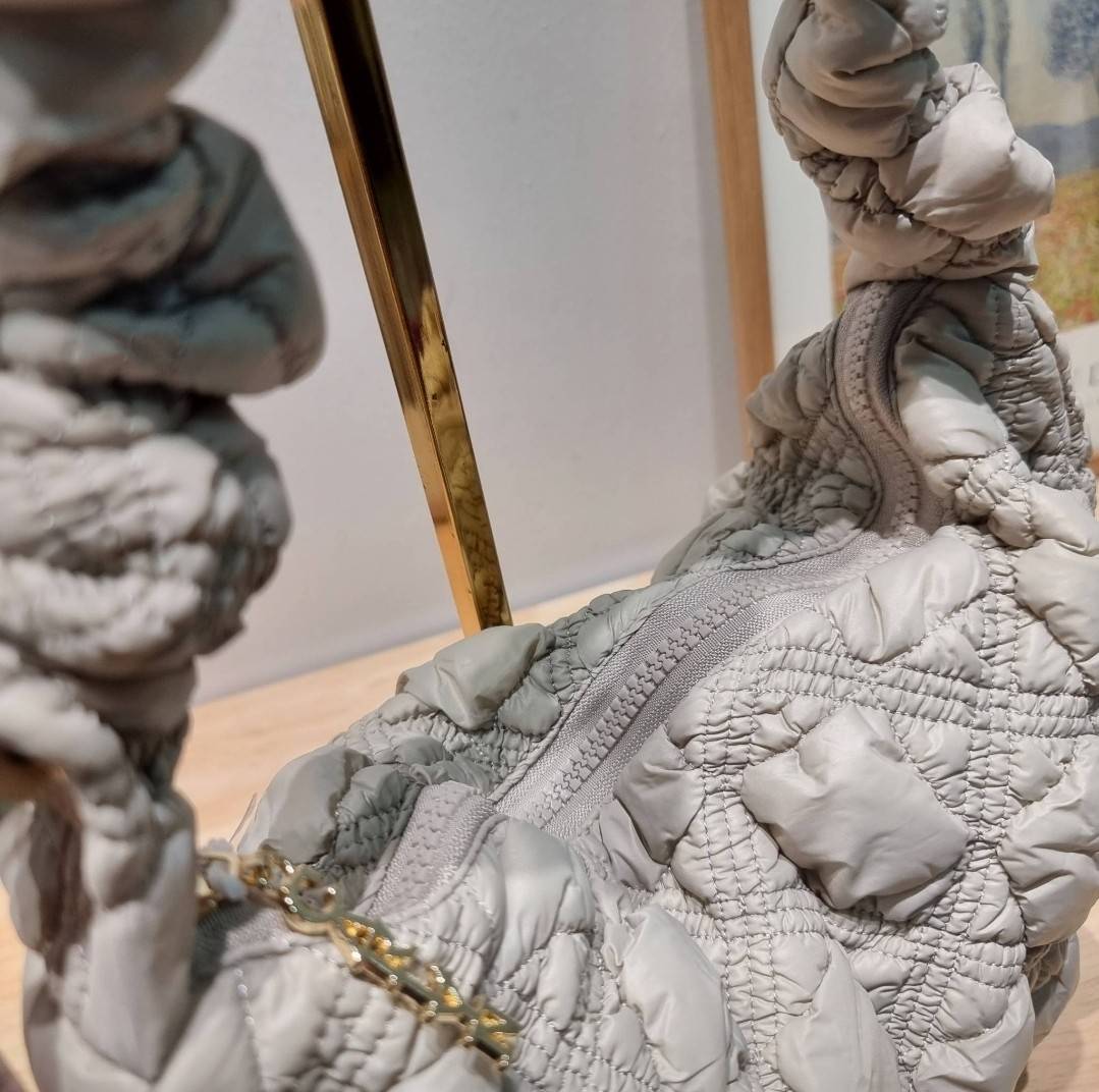 Carlyn cozy bag / Carlyn glaze bag 13 สีพร้อมส่ง อีกหนึ่งคอลเด็ด ที่ฮิตแบบฉุดไม่อยู่ กับไอเท็มนุ่มนิ่มจากเกาหลี พร้อมสีใหม่ล่าสุด กระเป๋าสะพายก้อนเมฆสุดเก๋ ที่สามารถใช้ได้หลากหลาย