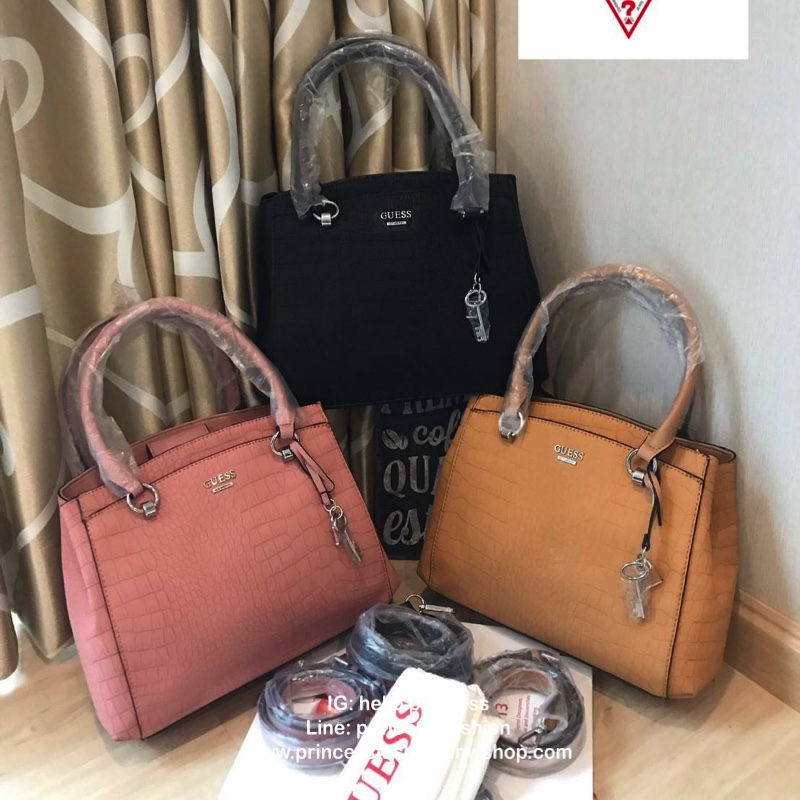 GUESS Croc Skin Women's Handbag Shoulder Bag กระเป๋าถือหรือสะพายหนังลายจรเข้ทั้งใบ เปิดปิดด้วยกระดุมแม่เหล็ก ภายในมีช่องใหญ่สองช่อง และมีช่องซิปคั่นกลาง ใส่ของได้เยอะรวมถึงมินิไอแพคและกระเป๋าสตางค์ทรงยาวได้ ด้านหน้าประดับแม่และลูกกุญแจสายหนัง สามารถถ