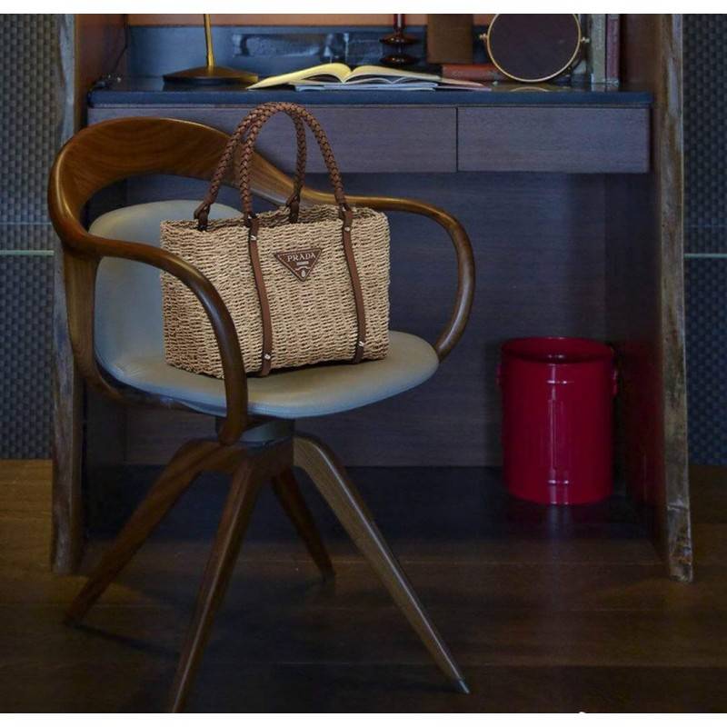 PRADA CORN HUSK AND LEATHER TOTE ธรรมชาติเป็นหนึ่ง!! กับอีกไอเท็มรักษ์โลก ด้วยดีไซน์ล้ำทันสมัย ผสานกับวัสดุจากธรรมชาติ ออกมาเป็นลายสานที่สวยหรู ไม่กระด้าง กระเป๋าทรงโท้ท ขนาดกำลังสวย มาพร้อมหูจับในตัว มีซิปรูปเปิด-ปิดที่ปากกระเป๋า ภายในโล่งกว้าง ใส่ของได้