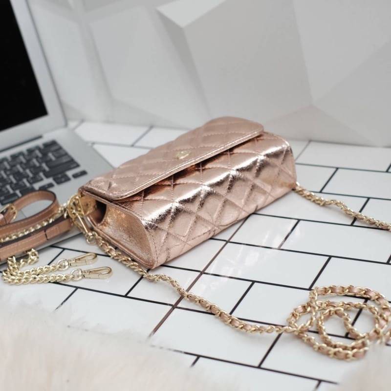 รุ่นขายดีที่สุด ** รอบใหม่ **หนังวัวแท้ สวย นิ่มมากๆค่า และ ปักลายตารางออกมาสวยมาก ** KEEP รุ่น Florence Flat bag ตัวกระเป๋าหนังแท้ นิ่ม-ตึง สุดๆ รุ่นนี้ จะมี 2 ขนาด คือ mini และ classic ไซด์