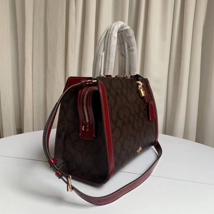 COACH ZOE CARRYALL IN SIGNATURE CANVAS เดอะเบสท์แห่งปี ต้องยกให้พี่คนสวยใบนี้เลย!! รุ่นที่สาวๆตามหา หายากอีกหนึ่ง กระเป๋าถือ/สะพายทรงสวย คลาสสิค ใบใหญ่จุคุ้ม มีดีเทลน่ารักๆที่แม่กุญแจ สามารถล็อคหัวซิปได้ กุญแจซ่อนในพวงหนังห้อยก็น่ารักไปอีก ภายในโล่งกว้าง 