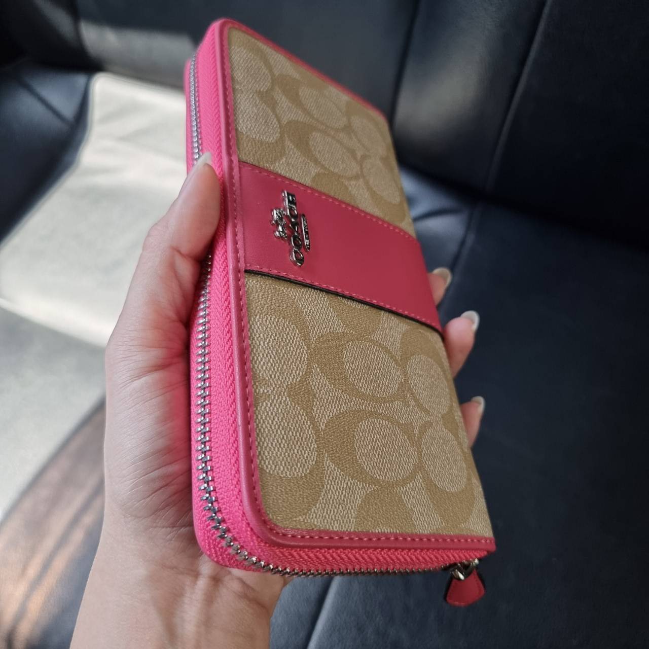 COACH F54630 ACCORDION ZIP WALLET IN SIGNATURE COATED CANVAS WITH LEATHER STRIPE กระเป๋าสตางค์ใบยาวรุ่นคลาสสิค คัดสีขายดีมาให้กันเลยจ้า ♥️ วัสดุหนังแคนวาสเคลือบลาย เปิด-ปิดด้วยซิปรอบ รูดใช้งานง่าย ใส่บัตรได้ มีช่องซิปใส่เหรียญ ใส่มือถือได้ พกใบนี้ใ