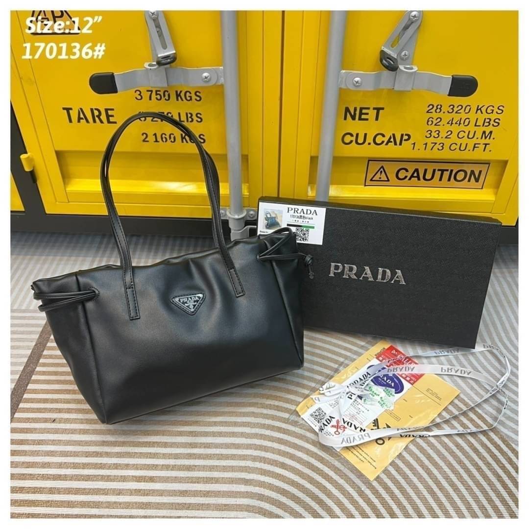 PRADA medium leather handbag กระเป๋าสะพายไหล่ดีไซน์สวยใช้งานง่าย สะเทือนวงการแฟชั่นแบบสุด! สาวๆหนุ่มๆติดแกลมต้องไม่พลาด สวยดูแพง