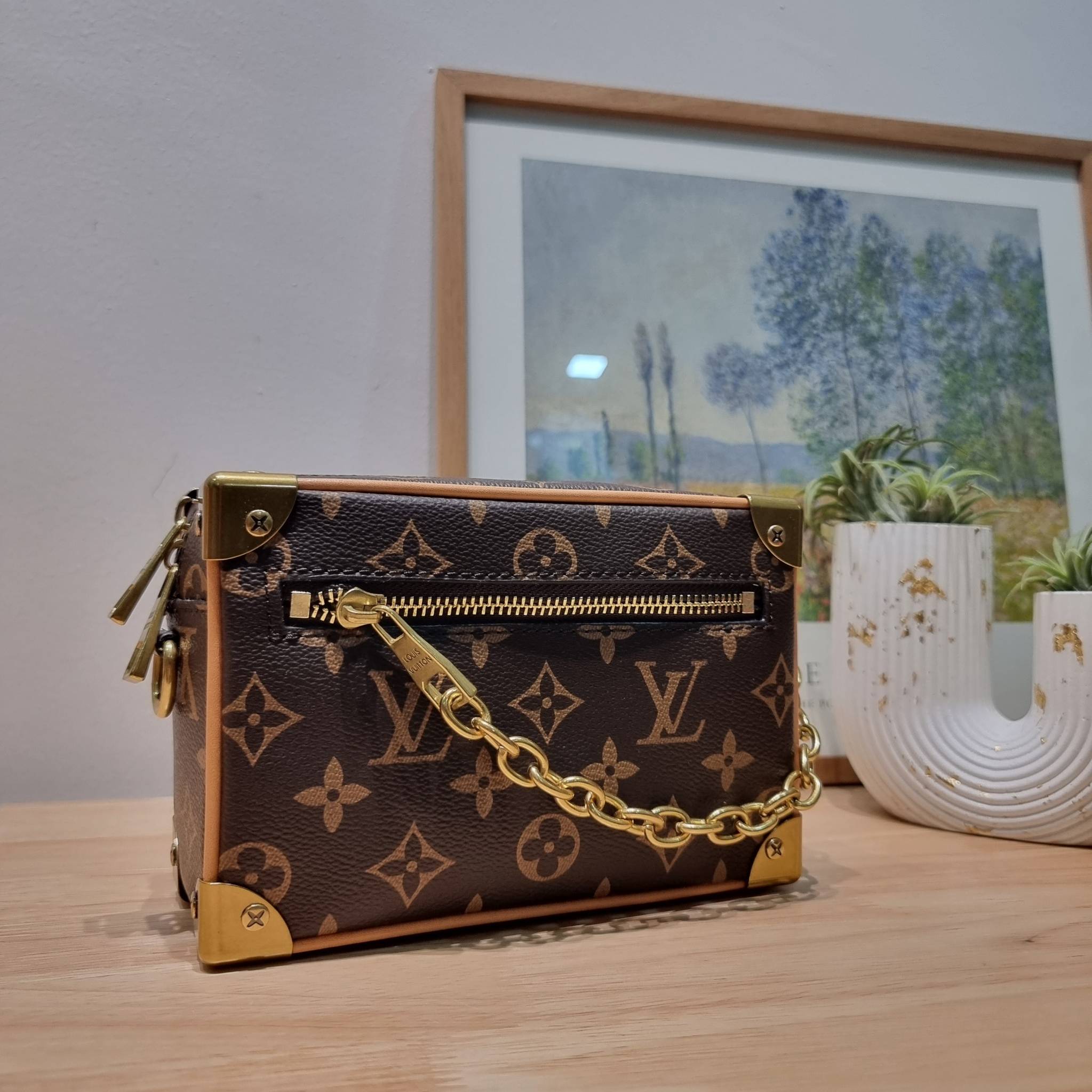 LV MINI SOFT TRUNK ไอเท็มหรูหราย้อนยุค ผสมผสานความทันสมัย ด้วยการตกแต่งขอบด้วยโลหะ รูปทรงกล่องสัดส่วนสวยลงตัว โดดเด่นชวนมอง