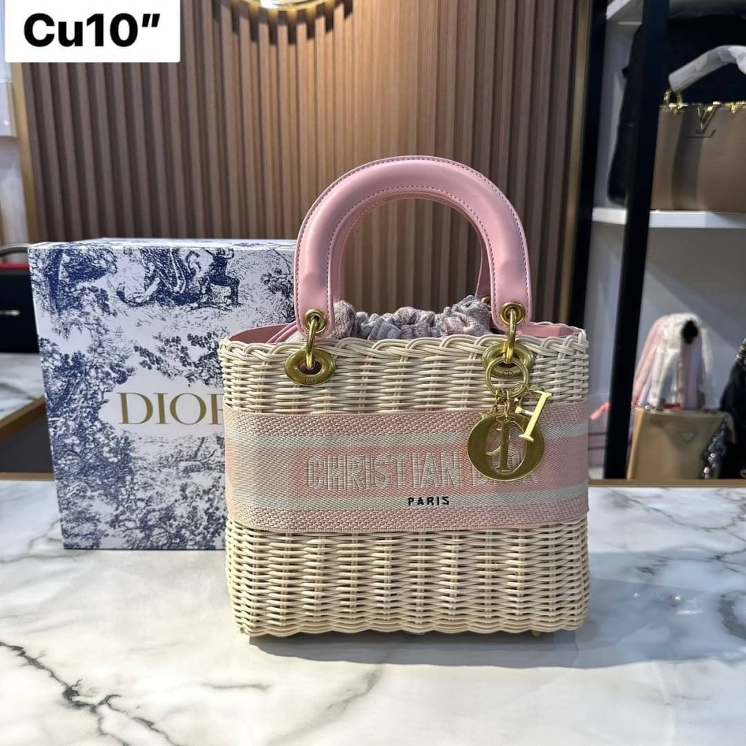 DIOR Lady Natural Wicker Bag กระเป๋าสะพายงานสาน พร้อมผ้าผูกด้านในสวยงามทรงเสน่ห์ จะถือหรือสะพายข้างด้วยสายสปอร์ตก็สวยเลิศ โดดเด่นกว่าใคร งานสวยเกินราคา คุ้มที่สุดในย่านนี้บอกเลย!!