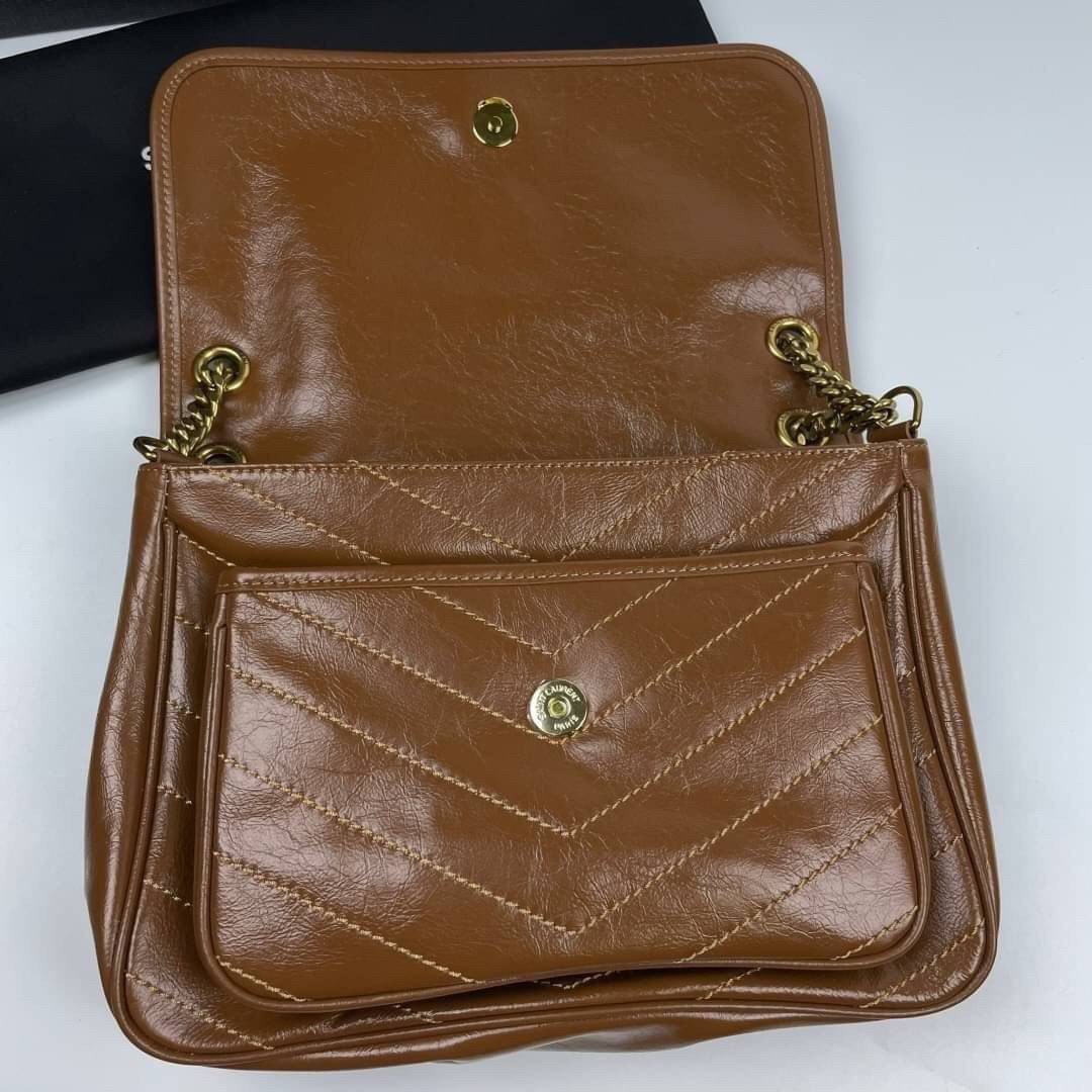 Saint Laurent Niki shoulder bag กระเป๋าสะพายรุ่นโดดเด่นด้วยโครงสร้างทำจากหนังวัว หนังมันเงา นิ่ม งานสวยมากๆ ค่ะ ด้านหน้าประดับโลโก้แบรนด์ และมีช่องสำหรับเก็บของที่หยิบใช้บ่อย ตอบโจทย์การใช้ชีวิตระหว่างวันได้ดีมากๆ สายสพายดีไซน์ได้หลายรูปแบบ แมทกับการแต่งต