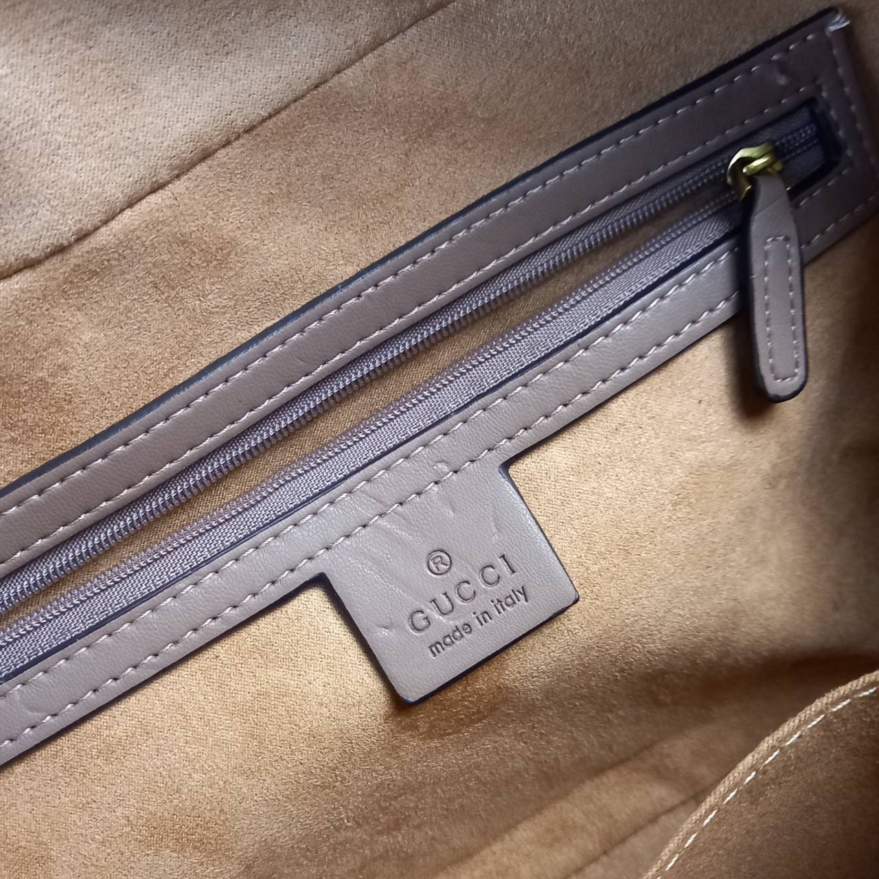 VIP GUCCI GG MARMONT TOP HANDLE SHOULDER BAG / BOLSA GG MATELASSE กระเป๋าถือ กระเป๋าสะพาย คอลเลคชั่นสุดหรู มาพร้อมสายสปอร์ตสะพายยาว สามารถปรับระดับได้ ถอดได้ เป็นอีกรุ่นที่โดดเด่นมากๆ การใช้งานคล้องตัวสุดๆ โดดเด่นด้วยโลโก้ GG ขนาดใหญ่เป็นเอกลักษณ์