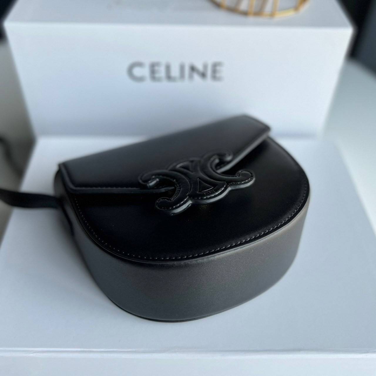 หนังแท้ CELINE BESACE cuir triomphe in Smooth calfskin / CELINE TRIOMPHE CLOSSBODY BAG หนังแท้ทั้งใบสวยหรู แบบใหม่ล่าสุด โลโก้หนังสมูทคลาสิก เหมาะกับสาวๆในวันที่อยากครอสบอดี้ชิลๆ ห้ามพลาดค่ะ!