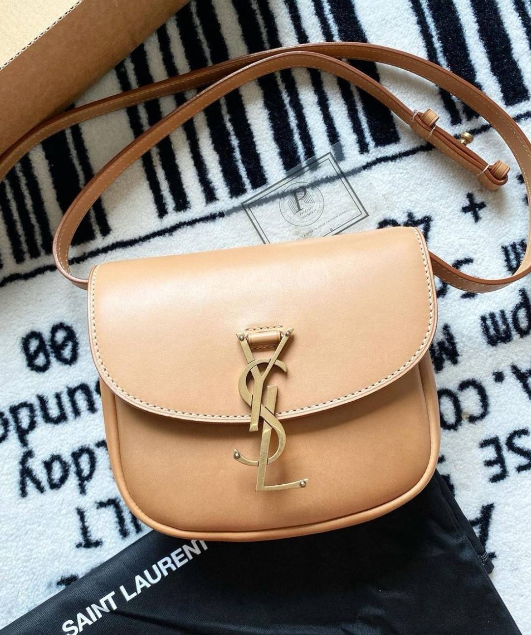 VIP 🥂 สีใหม่พร้อมส่ง! Saint Laurent Kaia Small YSL Plaque Leather Cross Body Bag / YVES SAINT LAURENT YSL BAG VIP วัสดุ Calfskin หนังเรียบอยู่ทรงเปิดปิดด้วยฝาปิดโลโก้แบรนด์อะไหล่ทอง ภายในโล่งมีโลโก้และช่องย่อยสามารถใส่มือถือของใช้จุกจิกได้เยอะ สาย
