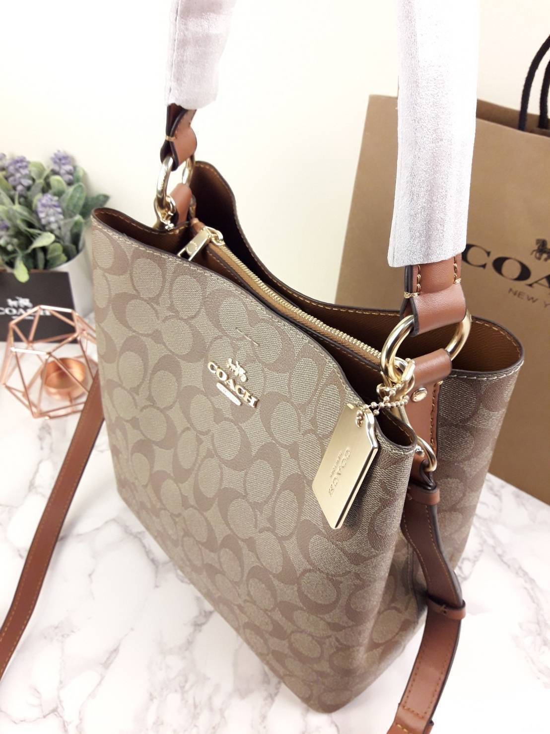 ใบใหญ่ 10" COACH TOWN BUCKET BAG IN SIGNATURE CANVAS (COACH 91512) 🌺 เป็นสีที่ขายดีมากๆ และหายากมากๆด้วย!! //ขนาด 10 นิ้ว ใส่ของได้จุใจ!! //กระเป๋าสะพายข้าง //วัสดุหนังแคนวาสอย่างดี หนังสวย อยู่ทรง มีสายสะพายยาว ใช้สะพายเป็นคลอสบอดี้ได้ สายยา